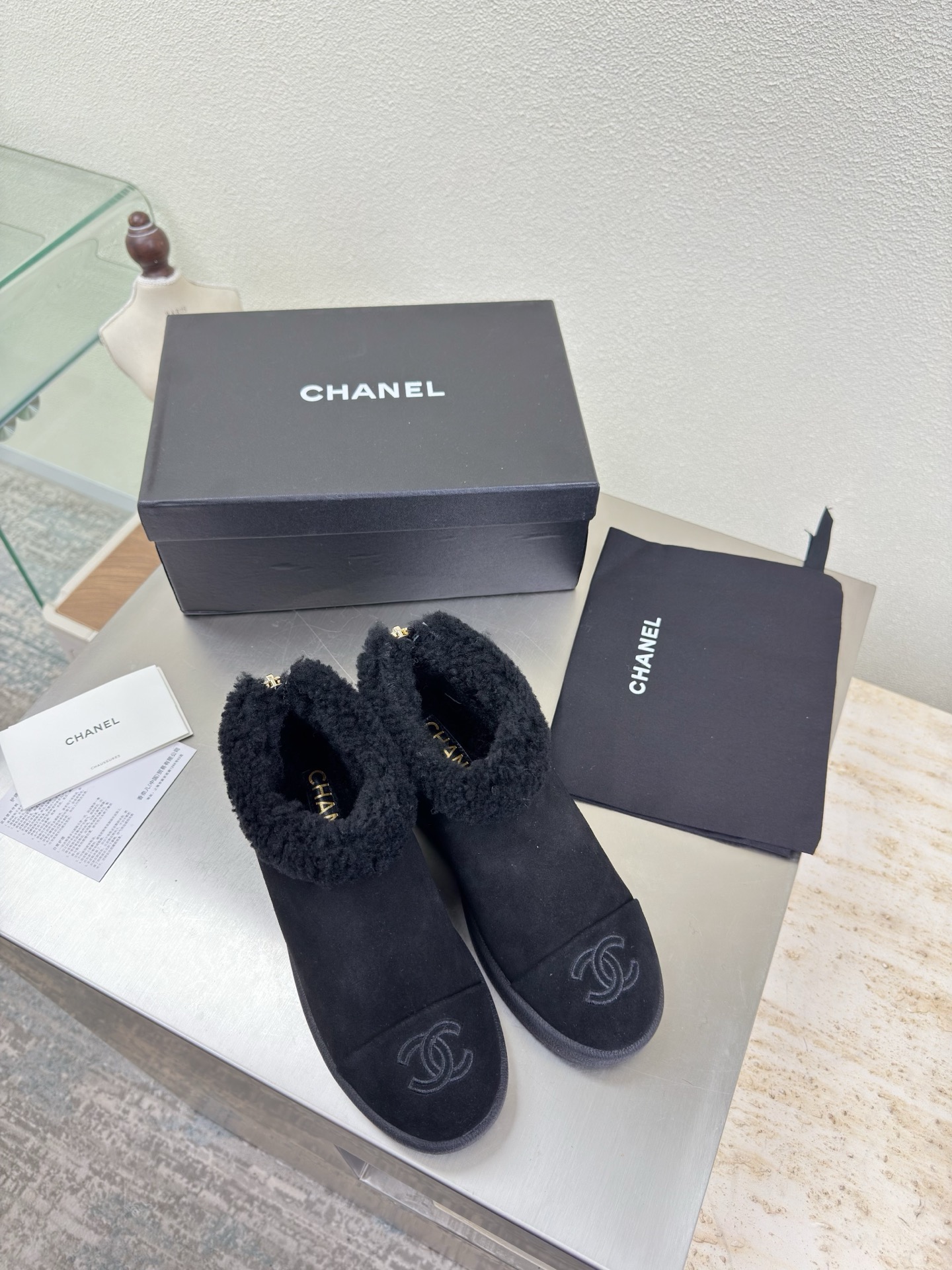 NO:593769,Thick-soled wool deep-mouth shoes, color matching material, wool-lined slippers, small fragrance, high quality and good price, embroidered logo blessing, comfortable and classy, black cow suede leather, full of texture, cream style, classic round toe thick sole design, super comfortable, clearly visible logo, elegant, lambskin lining for the lining, clear foot logo, not tiring feet, steel-stamped brand logo, benchmarking, pursuit of quality, outsole is consistent with the original version, thick sole, full of texture 35 36  37 38 39 40 41 (40 41 customized) with original packaging, exquisite ribbon, camellia, snow boots, boots, slippers, sheepskin19860909厚底羊毛深口鞋 拼色材质 羊毛里拖鞋 小香 质优价优  刺绣 logo 加持 舒适有范 黑色牛反绒皮 质感满满 奶油风格 经典圆头厚底设计 超舒适   logo清晰可见  优雅 内里选用小羊皮内里 垫脚logo清晰  不累脚 钢印品牌logo 对标对版 追求品质 大底选用原版一致  厚底 质感满满  35 36 37 38 39 40 41（40 41 定制） 搭配原版包装 精致丝带 山茶花,雪地靴,boots,slippers,sheepskin,Women's Shoes