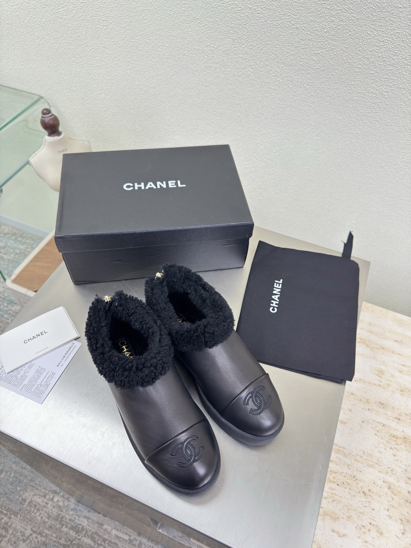 NO:593772,Thick-soled wool deep-mouth shoes Color-blocking material Wool-lined slippers Xiaoxiang Good quality and good price Embroidered logo blessing Comfortable and classy Black lambskin Full texture Cream style Classic round toe thick-soled design Super comfortable The logo is clearly visible and elegant The lining is made of lambskin The lining of the feet is clear and the feet are not tiring The steel-stamped brand logo is benchmarked and versioned Pursuing quality The outsole is consistent with the original Thick sole Full of texture 35 36  37 38 39 40 41 (40 41 customized) with original packaging, exquisite ribbon, camellia, snow boots, boots, slippers, sheepskin19860909厚底羊毛深口鞋 拼色材质 羊毛里拖鞋 小香 质优价优  刺绣 logo 加持 舒适有范 黑色小羊皮 质感满满 奶油风格 经典圆头厚底设计 超舒适   logo清晰可见  优雅 内里选用小羊皮内里 垫脚logo清晰  不累脚 钢印品牌logo 对标对版 追求品质 大底选用原版一致  厚底 质感满满  35 36 37 38 39 40 41（40 41 定制） 搭配原版包装 精致丝带 山茶花,雪地靴,boots,slippers,sheepskin,Women's Shoes