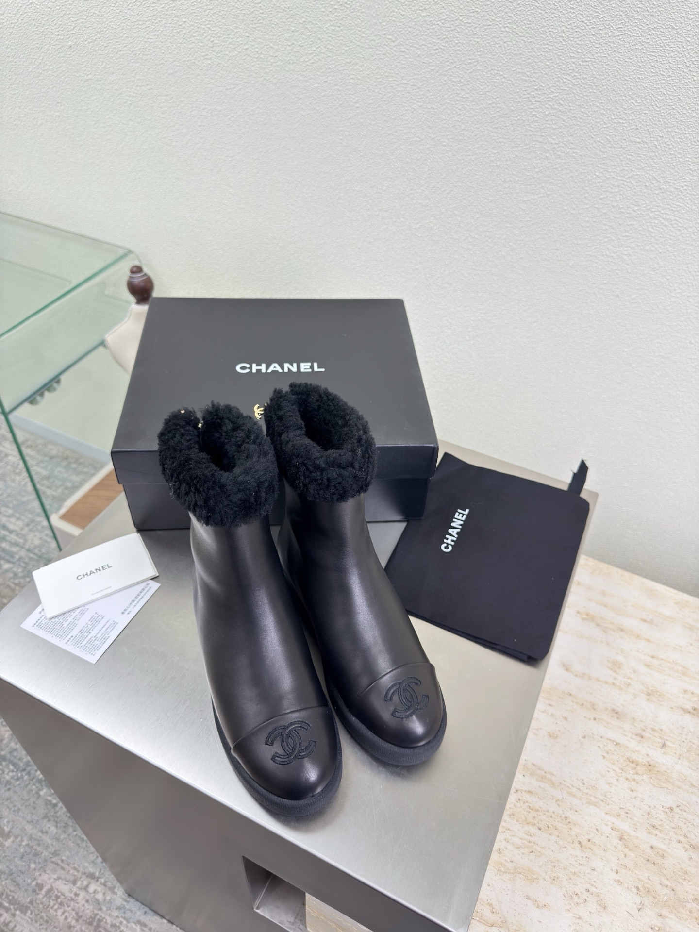 NO:593756,Thick-soled wool-lined short boots, color-blocked material, wool-lined slippers, Xiaoxiang, high quality and good price, embroidered logo blessing, comfortable and classy, black calfskin, full of texture, cream style, classic round-toe thick-soled design, super comfortable, clearly visible logo, elegant, lambskin lining for the lining, clear foot logo, not tiring feet, steel-stamped brand logo, benchmarking, pursuit of quality, outsole selected from the original version, thick sole, full of texture 35 36  37 38 39 40 41 (40 41 customized) with original packaging and exquisite ribbons camellia, snow boots, boots, slippers, cowhide, sheepskin19860909厚底羊毛里短靴 拼色材质 羊毛里拖鞋 小香 质优价优  刺绣 logo 加持 舒适有范 黑色小牛皮 质感满满 奶油风格 经典圆头厚底设计 超舒适   logo清晰可见  优雅 内里选用小羊皮内里 垫脚logo清晰  不累脚 钢印品牌logo 对标对版 追求品质 大底选用原版一致  厚底 质感满满  35 36 37 38 39 40 41（40 41 定制） 搭配原版包装 精致丝带 山茶花,雪地靴,boots,slippers,cowhide,sheepskin,Women's Shoes
