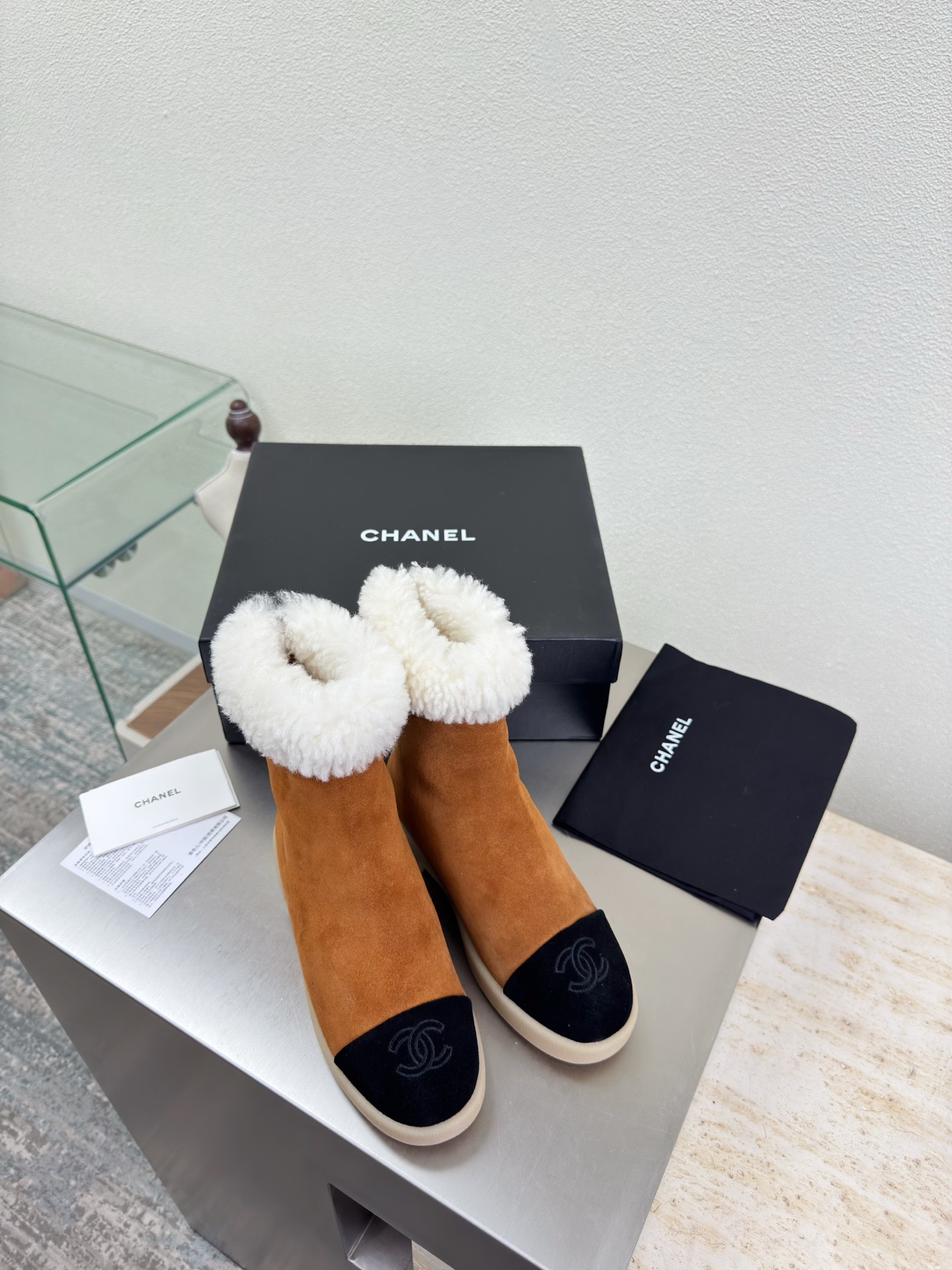 NO:593759,Thick-soled wool-lined short boots, color matching material, wool-lined slippers, small fragrance, high quality and good price, embroidered logo blessing, comfortable and classy, black with brown, full texture, cream style, classic round toe thick sole design, super comfortable, clearly visible logo, elegant, lambskin lining for the lining, clear foot logo, not tiring, steel stamped brand logo, benchmarking, pursuit of quality, outsole is consistent with the original version, thick sole, full of texture 35 36  37 38 39 40 41 (40 41 customized) with original packaging, exquisite ribbon, camellia, snow boots, boots, slippers, sheepskin19860909厚底羊毛里短靴 拼色材质 羊毛里拖鞋 小香 质优价优  刺绣 logo 加持 舒适有范 黑色拼棕色 质感满满 奶油风格 经典圆头厚底设计 超舒适   logo清晰可见  优雅 内里选用小羊皮内里 垫脚logo清晰  不累脚 钢印品牌logo 对标对版 追求品质 大底选用原版一致  厚底 质感满满  35 36 37 38 39 40 41（40 41 定制） 搭配原版包装 精致丝带 山茶花,雪地靴,boots,slippers,sheepskin,Women's Shoes