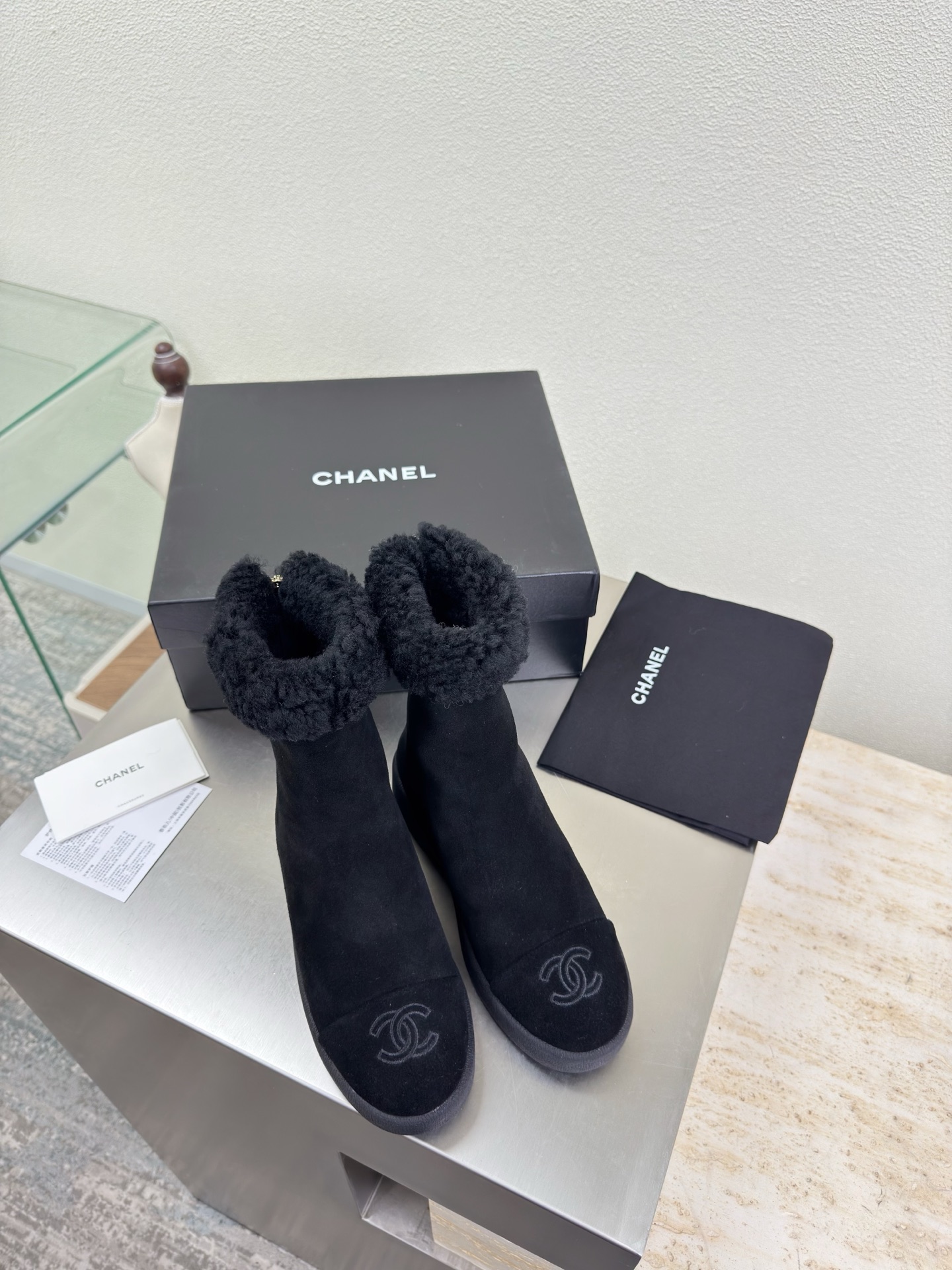 NO:593762,Thick-soled wool-lined short boots, color-blocked material, wool-lined slippers, Xiaoxiang, high quality and good price, embroidered logo blessing, comfortable and stylish, black cow suede leather, full of texture, cream style, classic round toe thick sole design, super comfortable, clearly visible logo, elegant, lambskin lining for the lining, clear foot logo, not tiring feet, steel-stamped brand logo, benchmarking, pursuit of quality, the outsole is consistent with the original version, thick sole, full of texture 35 36  37 38 39 40 41 (40 41 customized) with original packaging, exquisite ribbon, camellia, snow boots, boots, slippers, sheepskin19860909厚底羊毛里短靴 拼色材质 羊毛里拖鞋 小香 质优价优  刺绣 logo 加持 舒适有范 黑色牛反绒皮 质感满满 奶油风格 经典圆头厚底设计 超舒适   logo清晰可见  优雅 内里选用小羊皮内里 垫脚logo清晰  不累脚 钢印品牌logo 对标对版 追求品质 大底选用原版一致  厚底 质感满满  35 36 37 38 39 40 41（40 41 定制） 搭配原版包装 精致丝带 山茶花,雪地靴,boots,slippers,sheepskin,Women's Shoes