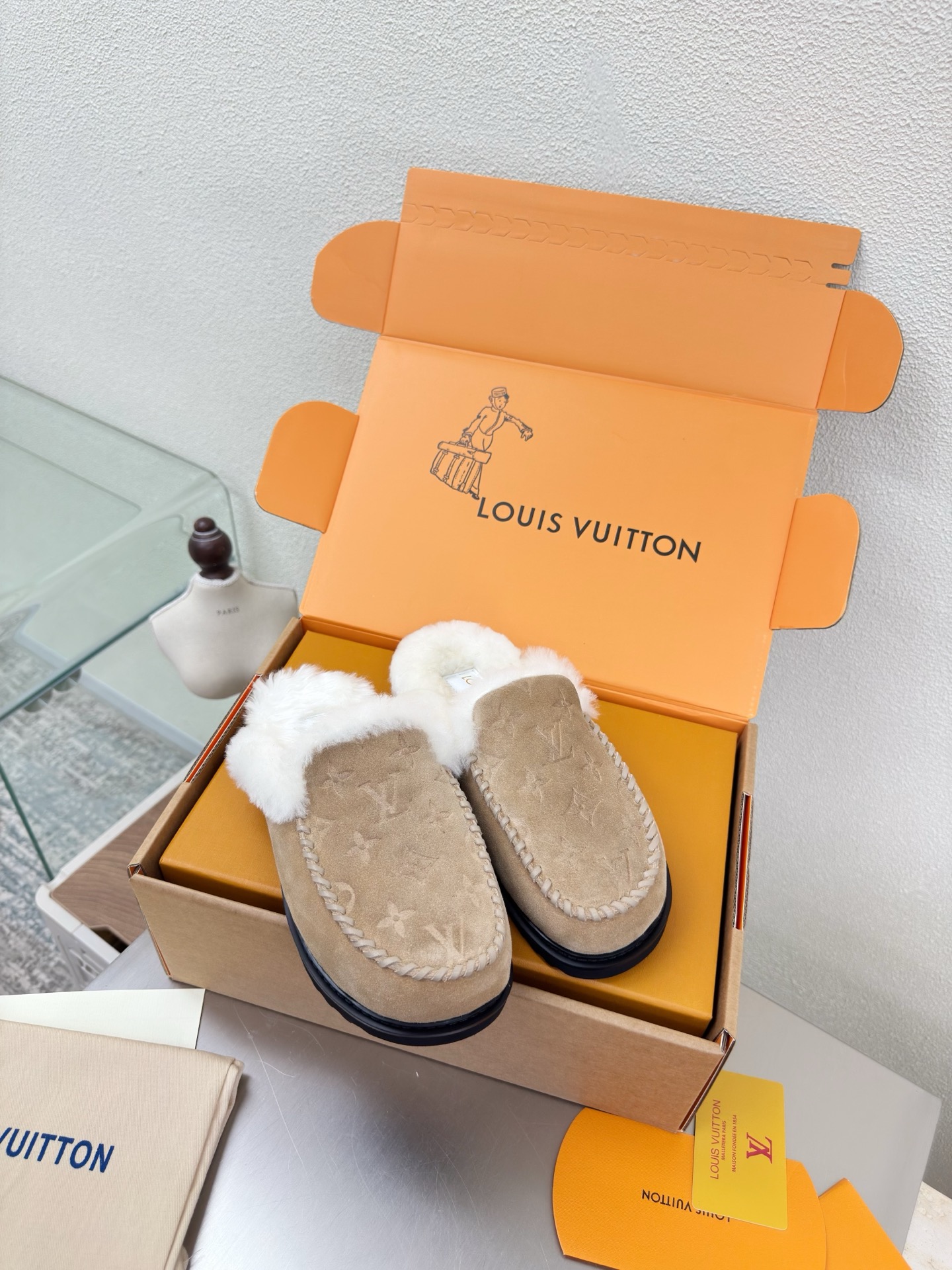 NO:593747,Wool lining, thick-soled slippers, printed logo, hand-sewn, high mercerized cow suede, imported lamb hair slippers, L-donkey super cost-effective packaging, high quality, flawless, 5 colors, apricot logo LV created, so that LV can still provide creators and young players with surprises and desires. 5 new colors are once again high-yield, and the actual products have been fully exposed, and are expected to be released in the near future!  Material: imported lamb wool, high quality, flawless, original TPU outsole, size: 35 36 37 38 39 40 41, semi-slippers, louis vuitton, louis vuitton, slippers19860909羊毛里 厚底拖鞋 印花logo 手工缝制 高丝光牛反绒皮  进口羊羔毛拖鞋 L驴超高性价比 包装 高品质 无瑕疵 5种配色 杏色 logo LV 打造 使得 LV  仍能为创作者、青年玩家,提供惊艳和渴望. 5 种款新配色再次高产上新,目前实物已经全面曝光,预计将在近期陆续发布！ 材质进口羊羔毛 高品质 无瑕疵 鞋底原版TPU大底 码数 35 36 37 38 39 40 41,半拖毛毛鞋,louis vuitton,louis vuitton,slippers,Women's Shoes