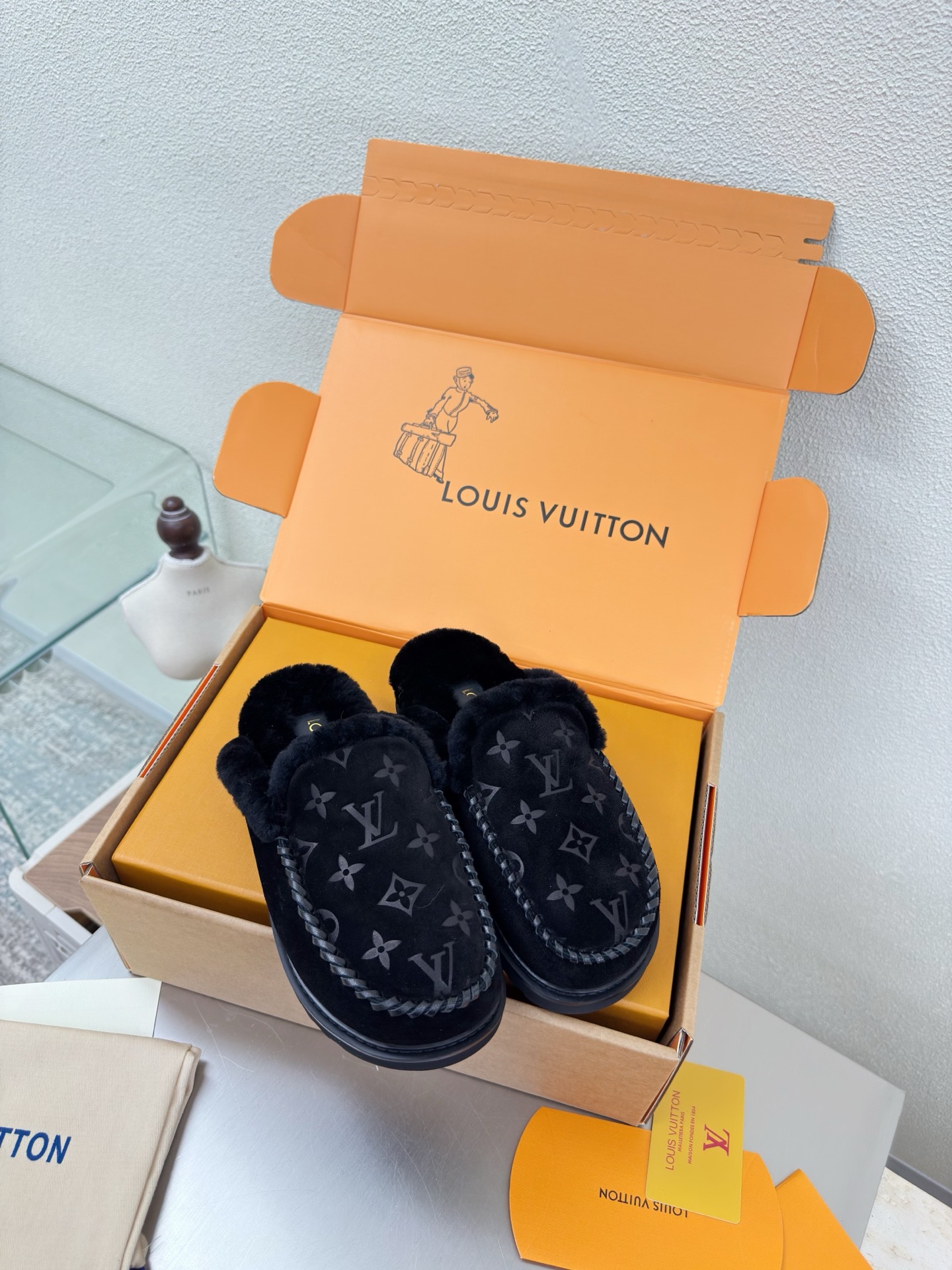 NO:593750,Wool lining, thick-soled slippers, printed logo, hand-sewn, high mercerized suede leather, imported lamb hair slippers, L donkey super cost-effective packaging, high quality, flawless, 5 colors, black logo LV made, so that LV can still provide creators and young players with surprises and desires. The 5 new colors are once again high-yield, and the actual products have been fully exposed, and are expected to be released in the near future!  Material: imported lamb wool, high quality, flawless, original TPU outsole, size: 35 36 37 38 39 40 41, semi-slippers, louis vuitton, louis vuitton, slippers19860909羊毛里 厚底拖鞋 印花logo 手工缝制 高丝光牛反绒皮  进口羊羔毛拖鞋 L驴超高性价比 包装 高品质 无瑕疵 5种配色 黑色logo LV 打造 使得 LV  仍能为创作者、青年玩家,提供惊艳和渴望. 5 种款新配色再次高产上新,目前实物已经全面曝光,预计将在近期陆续发布！ 材质进口羊羔毛 高品质 无瑕疵 鞋底原版TPU大底 码数 35 36 37 38 39 40 41,半拖毛毛鞋,louis vuitton,louis vuitton,slippers,Women's Shoes