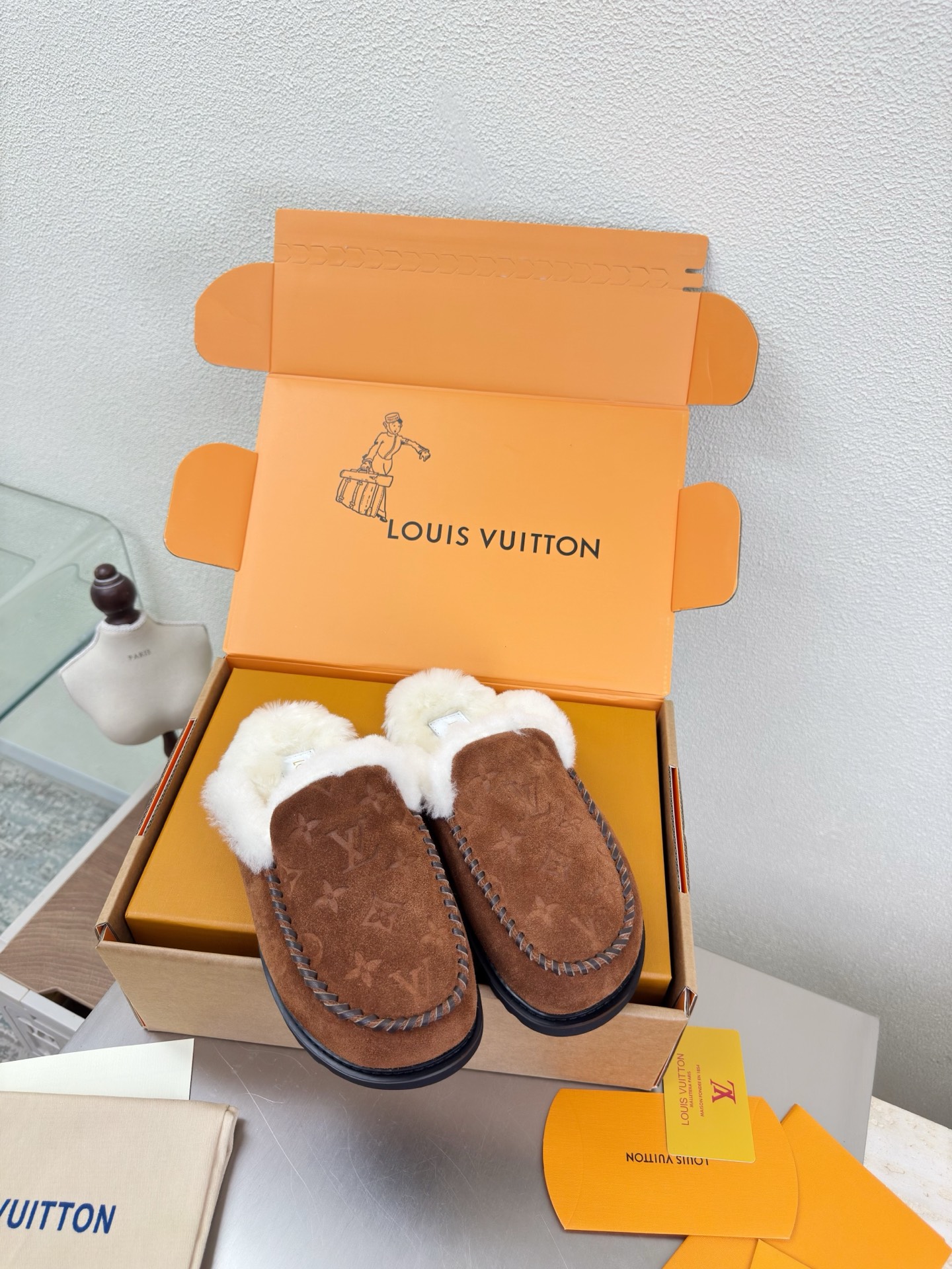NO:593753,Wool lining, thick-soled slippers, printed logo, hand-sewn, high mercerized cow suede, imported lamb hair slippers, L-donkey super cost-effective packaging, high quality, flawless, 5 colors, brown logo LV made, so that LV can still provide creators and young players with surprises and desires. 5 new colors are once again high-yield, and the actual products have been fully exposed, and are expected to be released in the near future!  Material: imported lamb wool, high quality, flawless, original TPU outsole, size: 35 36 37 38 39 40 41, semi-slippers, louis vuitton, louis vuitton, slippers19860909羊毛里 厚底拖鞋 印花logo 手工缝制 高丝光牛反绒皮  进口羊羔毛拖鞋 L驴超高性价比 包装 高品质 无瑕疵 5种配色 棕色 logo LV 打造 使得 LV  仍能为创作者、青年玩家,提供惊艳和渴望. 5 种款新配色再次高产上新,目前实物已经全面曝光,预计将在近期陆续发布！ 材质进口羊羔毛 高品质 无瑕疵 鞋底原版TPU大底 码数 35 36 37 38 39 40 41,半拖毛毛鞋,louis vuitton,louis vuitton,slippers,Women's Shoes