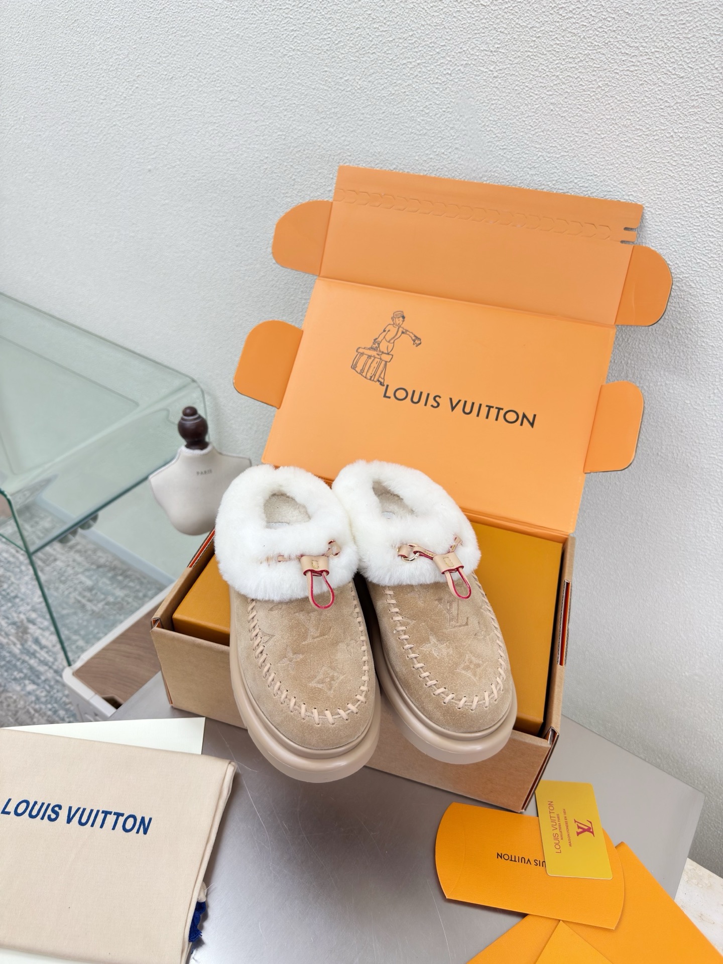 NO:593734,25 wool lining, thick-soled slippers, printed logo, hand-sewn, high mercerized cow suede, imported lamb hair slippers, L donkey super cost-effective packaging, high quality, flawless, 3 colors, apricot logo LV made, so that LV can still provide creators and young players with surprises and desires. 3 new colors are once again high-yield, and the actual products have been fully exposed, and are expected to be released in the near future!  Material imported lamb wool, high quality, flawless, sole original TPU outsole, size 35 36 37 38 39 40 41, snow boots, louis vuitton, louis vuitton, boots, slippers1986090925 羊毛里 厚底拖鞋 印花logo 手工缝制 高丝光牛反绒皮  进口羊羔毛拖鞋 L驴超高性价比 包装 高品质 无瑕疵 3种配色 杏色 logo LV 打造 使得 LV  仍能为创作者、青年玩家,提供惊艳和渴望. 3 种款新配色再次高产上新,目前实物已经全面曝光,预计将在近期陆续发布！ 材质进口羊羔毛 高品质 无瑕疵 鞋底原版TPU大底 码数 35 36 37 38 39 40 41,雪地靴,louis vuitton,louis vuitton,boots,slippers,Women's Shoes