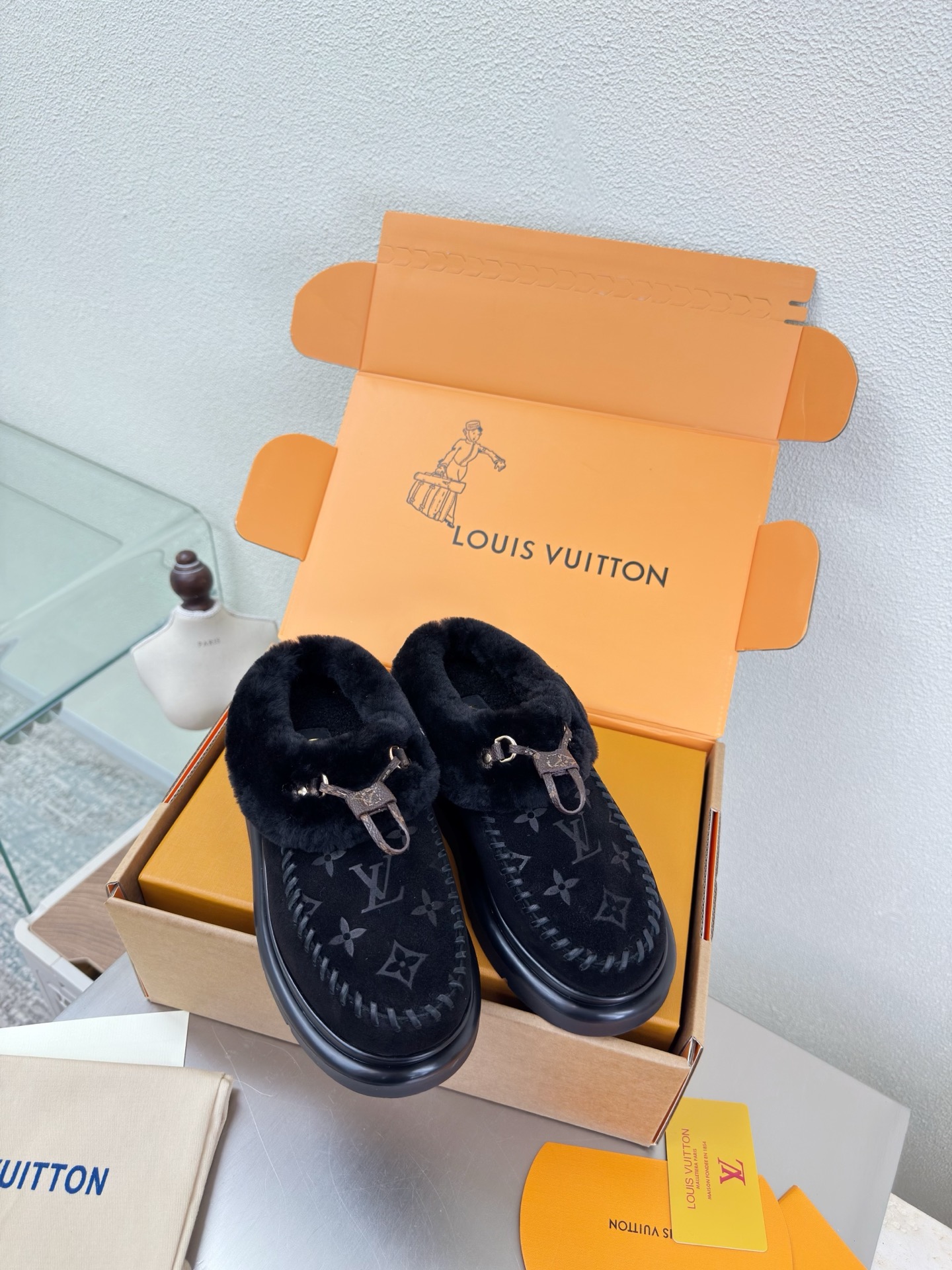 NO:593736,25 wool lining, thick-soled slippers, printed logo, hand-sewn, high mercerized cow suede, imported lamb hair slippers, L donkey super cost-effective packaging, high quality, flawless, 3 colors, black logo LV made, so that LV can still provide creators and young players with surprises and desires. The 3 new colors are once again high-yield, and the actual products have been fully exposed, and are expected to be released in the near future!  Material imported lamb wool, high quality, flawless, sole original TPU outsole, size 35 36 37 38 39 40 41, snow boots, louis vuitton, louis vuitton, boots, slippers1986090925 羊毛里 厚底拖鞋 印花logo 手工缝制 高丝光牛反绒皮  进口羊羔毛拖鞋 L驴超高性价比 包装 高品质 无瑕疵 3种配色 黑色logo LV 打造 使得 LV  仍能为创作者、青年玩家,提供惊艳和渴望. 3 种款新配色再次高产上新,目前实物已经全面曝光,预计将在近期陆续发布！ 材质进口羊羔毛 高品质 无瑕疵 鞋底原版TPU大底 码数 35 36 37 38 39 40 41,雪地靴,louis vuitton,louis vuitton,boots,slippers,Women's Shoes