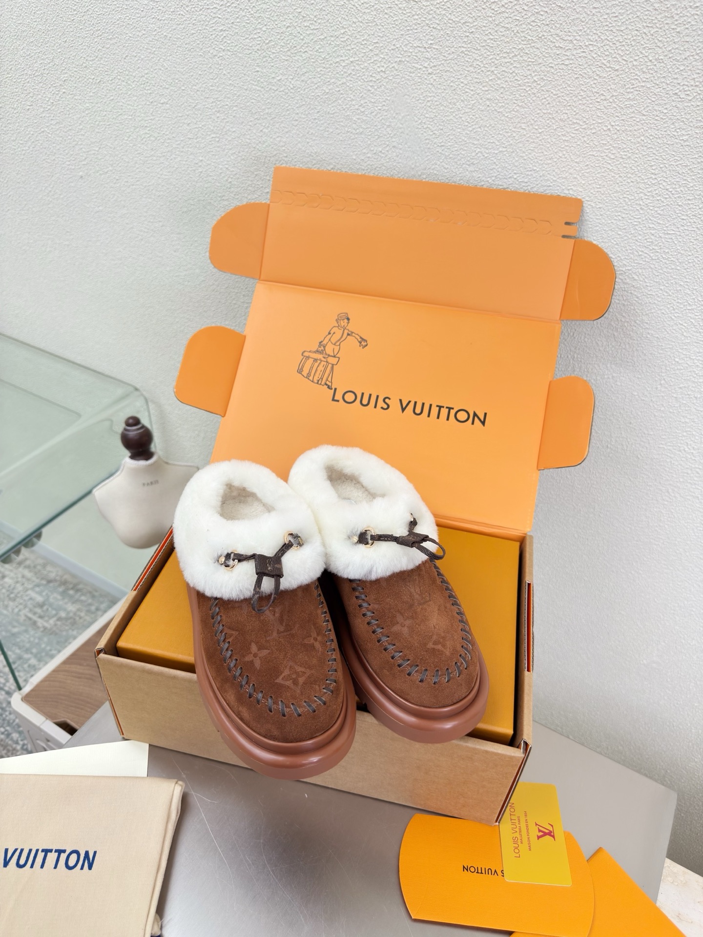 NO:593738,25 wool lining, thick-soled slippers, printed logo, hand-sewn, high mercerized cow suede, imported lamb hair slippers, L donkey super cost-effective packaging, high quality, flawless, 3 colors, brown logo LV made, so that LV can still provide creators and young players with surprises and desires. The 3 new colors are once again high-yield, and the actual products have been fully exposed, and are expected to be released in the near future!  Material imported lamb wool, high quality, flawless, sole original TPU outsole, size 35 36 37 38 39 40 41, snow boots, louis vuitton, louis vuitton, boots, slippers1986090925 羊毛里 厚底拖鞋 印花logo 手工缝制 高丝光牛反绒皮  进口羊羔毛拖鞋 L驴超高性价比 包装 高品质 无瑕疵 3种配色 棕色logo LV 打造 使得 LV  仍能为创作者、青年玩家,提供惊艳和渴望. 3 种款新配色再次高产上新,目前实物已经全面曝光,预计将在近期陆续发布！ 材质进口羊羔毛 高品质 无瑕疵 鞋底原版TPU大底 码数 35 36 37 38 39 40 41,雪地靴,louis vuitton,louis vuitton,boots,slippers,Women's Shoes