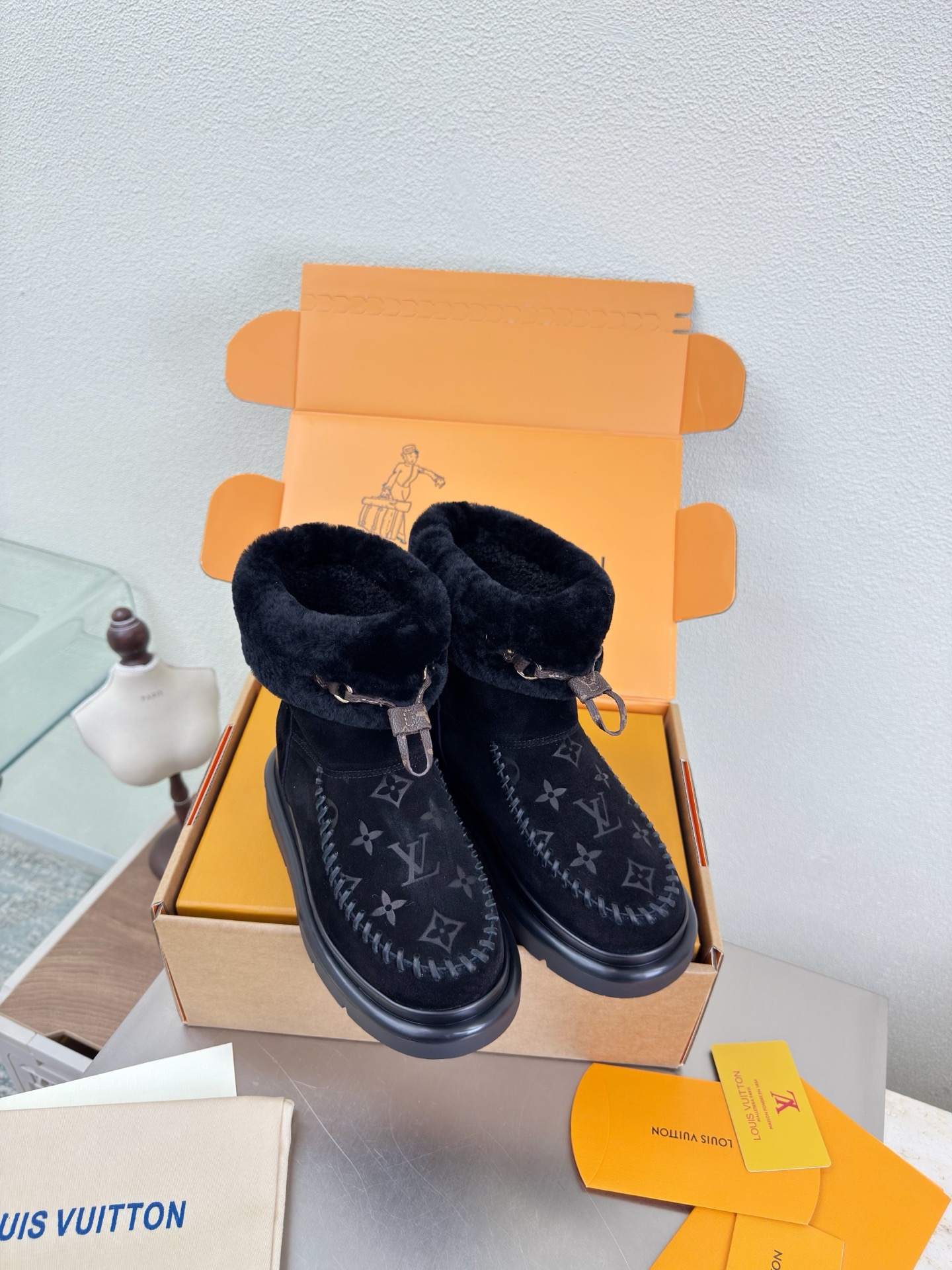 NO:593728,25 wool lining, snow boots, printed logo, hand-sewn, high mercerized cow suede, imported lamb hair slippers, L donkey super cost-effective packaging, high quality, flawless, 3 colors, black logo LV made, so that LV can still provide creators and young players with surprises and desires. The 3 new colors are once again high-yield, and the actual products have been fully exposed, and are expected to be released in the near future!  Material imported lamb wool, high quality, flawless, sole original TPU outsole, size 35 36 37 38 39 40 41, snow boots, louis vuitton, louis vuitton, boots, slippers1986090925 羊毛里 雪地靴 印花logo 手工缝制 高丝光牛反绒皮  进口羊羔毛拖鞋 L驴超高性价比 包装 高品质 无瑕疵 3种配色 黑色logo LV 打造 使得 LV  仍能为创作者、青年玩家,提供惊艳和渴望. 3 种款新配色再次高产上新,目前实物已经全面曝光,预计将在近期陆续发布！ 材质进口羊羔毛 高品质 无瑕疵 鞋底原版TPU大底 码数 35 36 37 38 39 40 41,雪地靴,louis vuitton,louis vuitton,boots,slippers,Women's Shoes