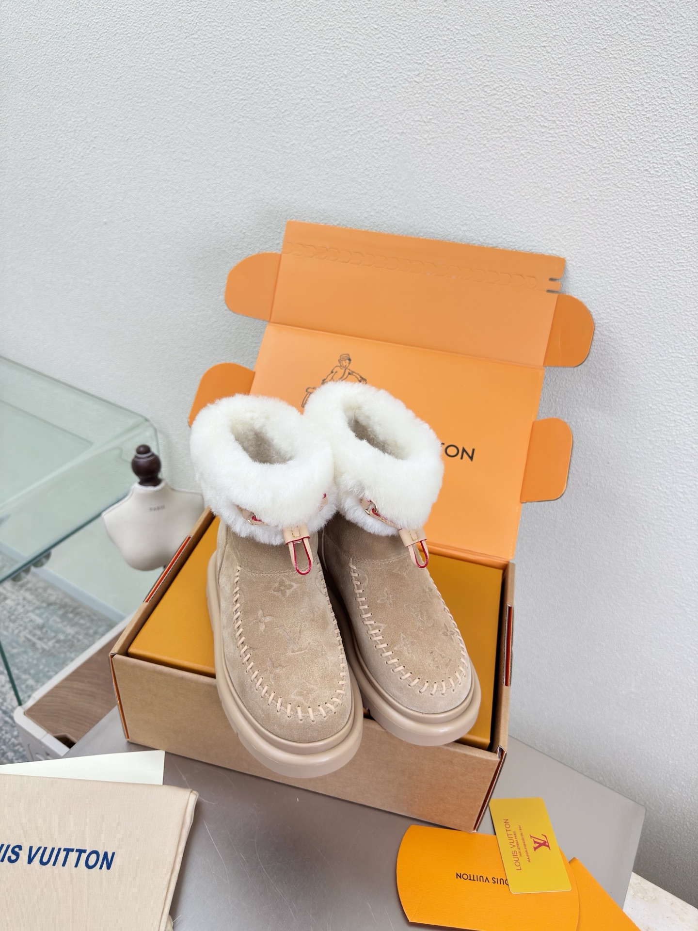 NO:593732,25 wool lining, snow boots, printed logo, hand-sewn, high mercerized cow suede, imported lamb hair slippers, L donkey super cost-effective packaging, high quality, flawless, 3 colors, apricot logo LV created, so that LV can still provide creators and young players with surprise and desire. 3 new colors are once again high-yield, and the actual products have been fully exposed, and are expected to be released in the near future!  Material imported lamb wool, high quality, flawless, sole original TPU outsole, size 35 36 37 38 39 40 41, snow boots, louis vuitton, louis vuitton, boots, slippers1986090925 羊毛里 雪地靴 印花logo 手工缝制 高丝光牛反绒皮  进口羊羔毛拖鞋 L驴超高性价比 包装 高品质 无瑕疵 3种配色 杏色 logo LV 打造 使得 LV  仍能为创作者、青年玩家,提供惊艳和渴望. 3 种款新配色再次高产上新,目前实物已经全面曝光,预计将在近期陆续发布！ 材质进口羊羔毛 高品质 无瑕疵 鞋底原版TPU大底 码数 35 36 37 38 39 40 41,雪地靴,louis vuitton,louis vuitton,boots,slippers,Women's Shoes