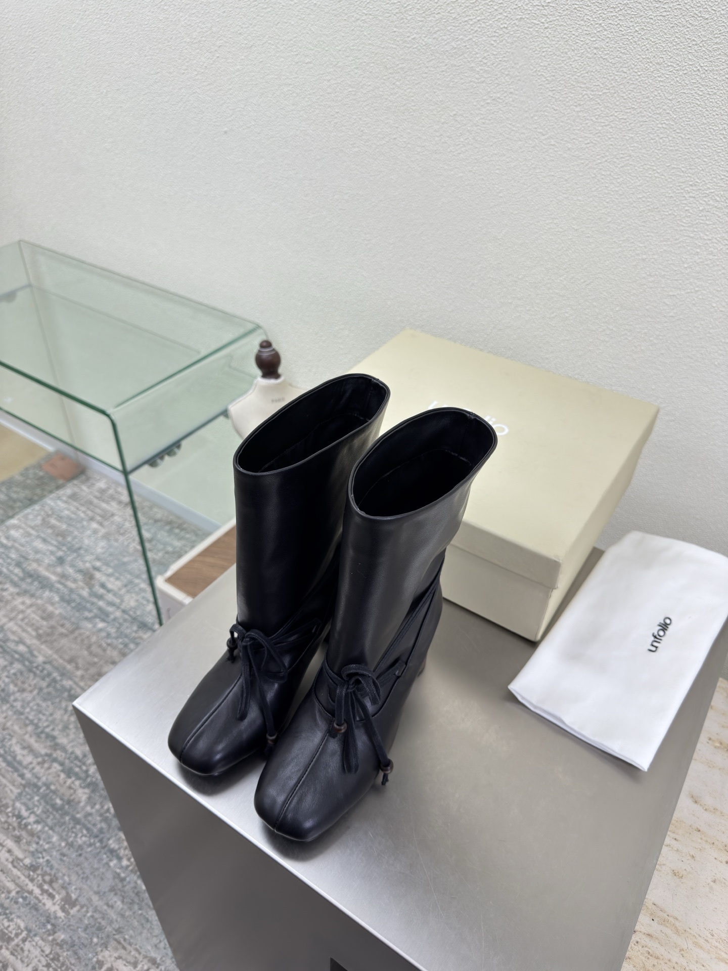 NO:593726,Slip-on, medium heel, easy to match, unfolio boutique short boots, new style from niche designer 25 conference, black, fabric selection, calfskin design, comfortable sheepskin lining, original recyclable material, waistline, streamlined rubber outsole, size 35 36 37 38 39 40 41 (customized for 40 41) original packaging, boots, boots, cowhide, sheepskin19860909一脚蹬 中跟 易搭配 unfolio精品 短靴 小众设计师25发布会新款  黑色 面料选用 小牛皮设计  内里舒适羊皮里 原版可回收材质收腰流线型橡胶大底 码数 35 36 37 38 39 40 41（40 41定制） 原版包装,靴子,boots,cowhide,sheepskin,Women's Shoes