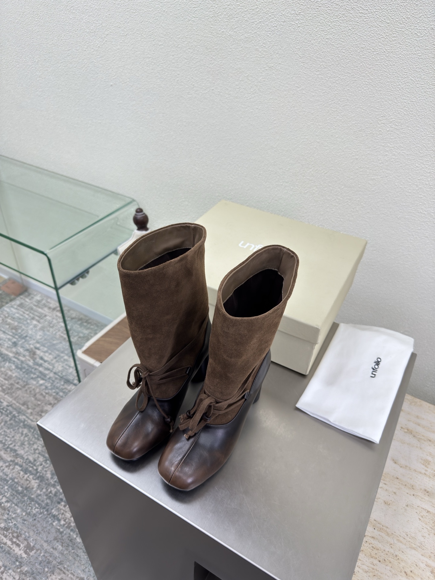 NO:648010,Slip-on, medium heel, easy to match, unfolio boutique short boots, new style from niche designer 25th conference, cow suede leather and rubbed cowhide, fabric selection, calfskin design, comfortable sheepskin lining, original recyclable material, waisted streamlined rubber outsole, size 35 36 37 38 39 40 41 (customized for 40 41) original packaging, boots, boots, cowhide, sheepskin19860909一脚蹬 中跟 易搭配 unfolio精品 短靴 小众设计师25发布会新款  牛反绒皮拼擦色牛皮 面料选用 小牛皮设计  内里舒适羊皮里 原版可回收材质收腰流线型橡胶大底 码数 35 36 37 38 39 40 41（40 41定制） 原版包装,靴子,boots,cowhide,sheepskin,Women's Shoes