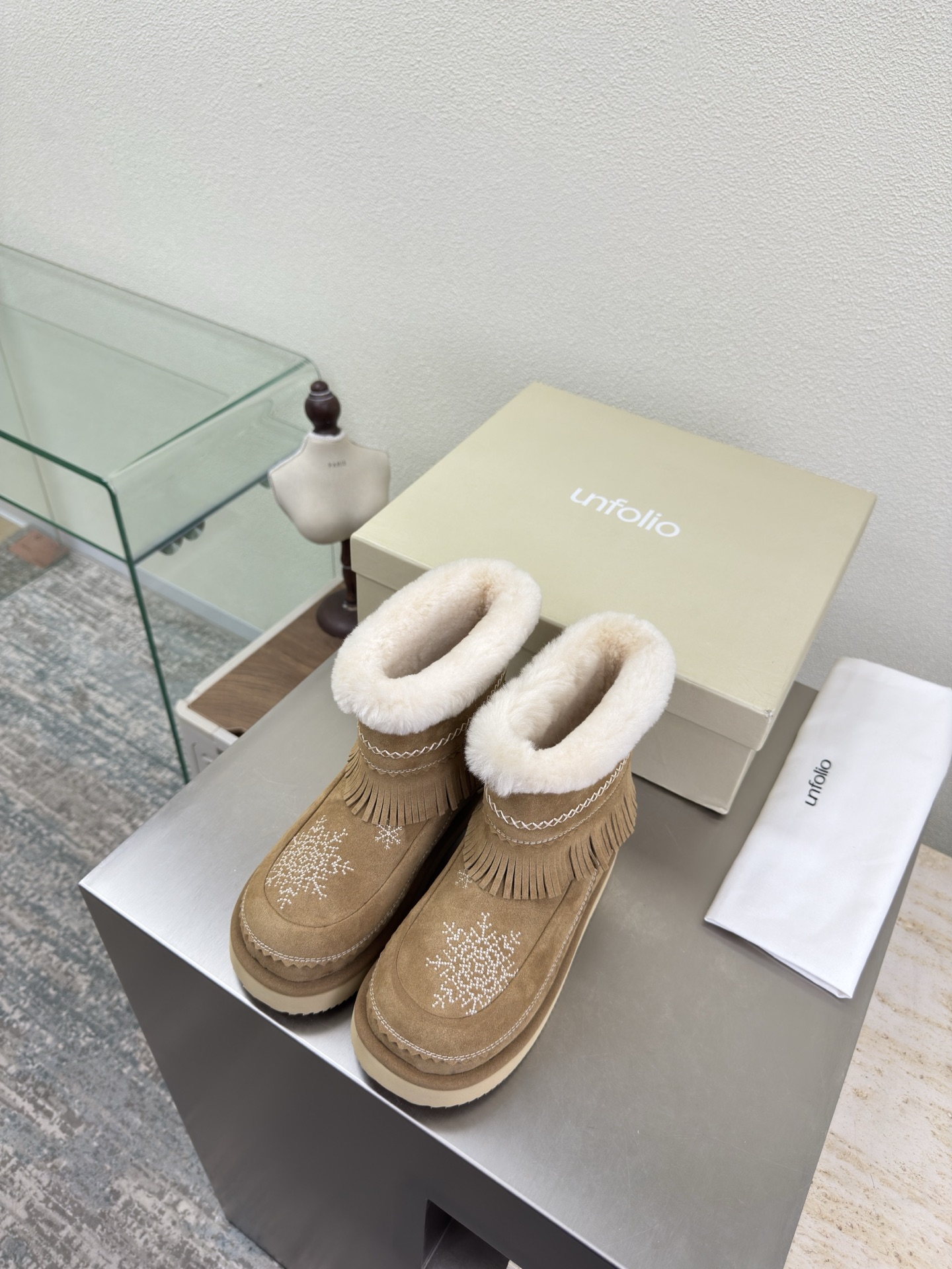 NO:611852,Snow boots, the main recommendation, easy to match, unfolio boutique, high mercerized cow suede leather, tassel design, tens of thousands of stitches embroidered snowflake pattern, wool lining, new model from niche designer 25 conference, light brown, fabric selection, high mercerized cow suede, comfortable wool lining, original recyclable material, waisted streamlined rubber outsole, code number 35 36 37 38 39 40 41 (40 41 customized)  Original packaging, snow boots, boots19860909雪地靴 主推款 易搭配 unfolio精品  高丝光牛反绒皮面 流苏设计 几万针刺绣雪花图案 内里羊毛 小众设计师25发布会新款  浅棕色 面料选用 高丝光牛反绒皮  内里舒适羊毛里 原版可回收材质收腰流线型橡胶大底 码数 35 36 37 38 39 40 41（40 41定制） 原版包装,雪地靴,boots,Women's Shoes