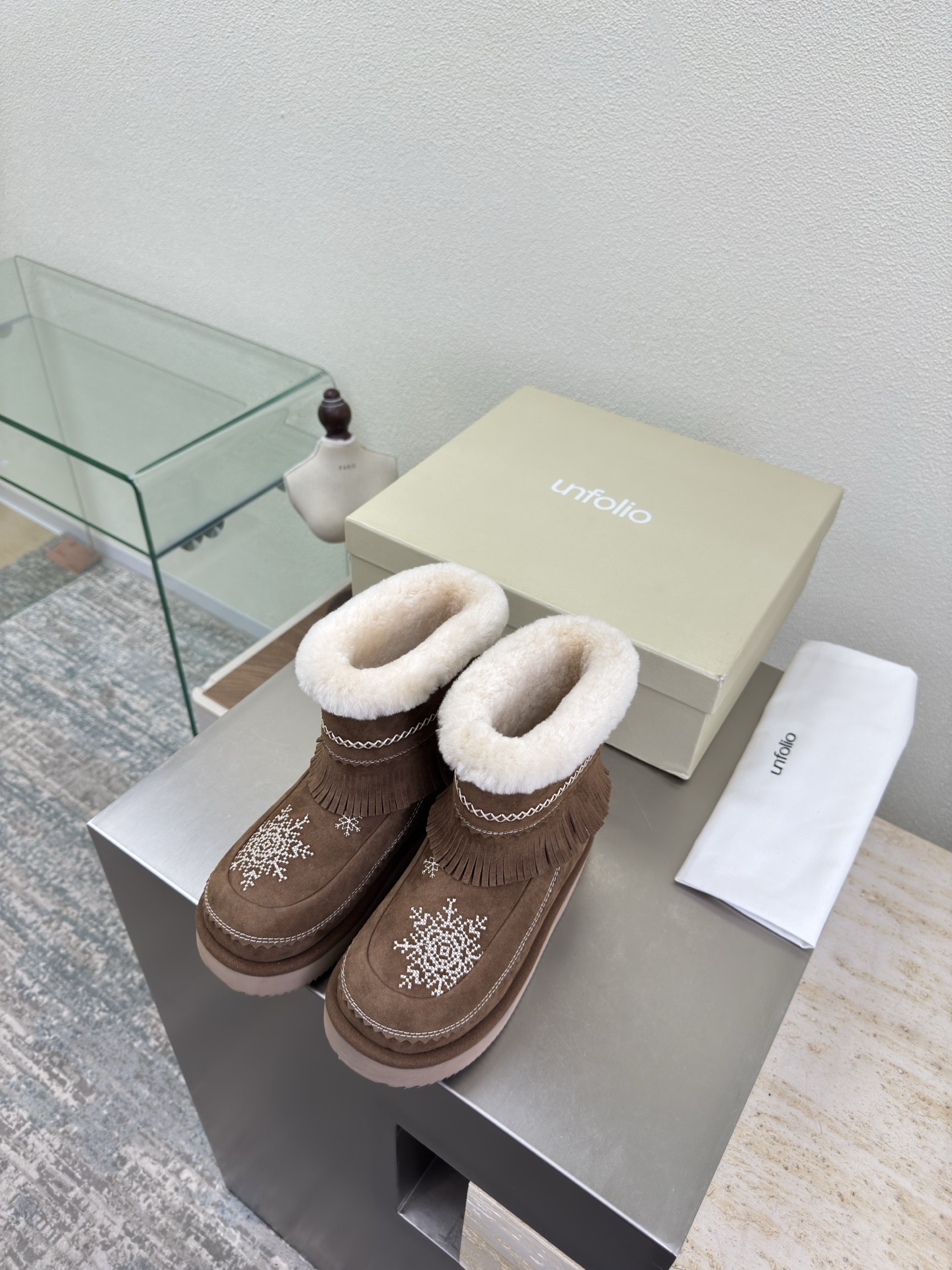 NO:648004,Snow boots, the main recommendation, easy to match, unfolio boutique, high mercerized cow suede leather, tassel design, tens of thousands of stitches embroidered snowflake pattern, wool lining, new style from niche designer 25 conference, brown, fabric selection, high mercerized cow suede, comfortable wool lining, original recyclable material, waisted streamlined rubber outsole, code number 35 36 37 38 39 40 41 (40 41 customized)  Original packaging, snow boots, boots19860909雪地靴 主推款 易搭配 unfolio精品  高丝光牛反绒皮面 流苏设计 几万针刺绣雪花图案 内里羊毛 小众设计师25发布会新款  咖啡色 面料选用 高丝光牛反绒皮  内里舒适羊毛里 原版可回收材质收腰流线型橡胶大底 码数 35 36 37 38 39 40 41（40 41定制） 原版包装,雪地靴,boots,Women's Shoes