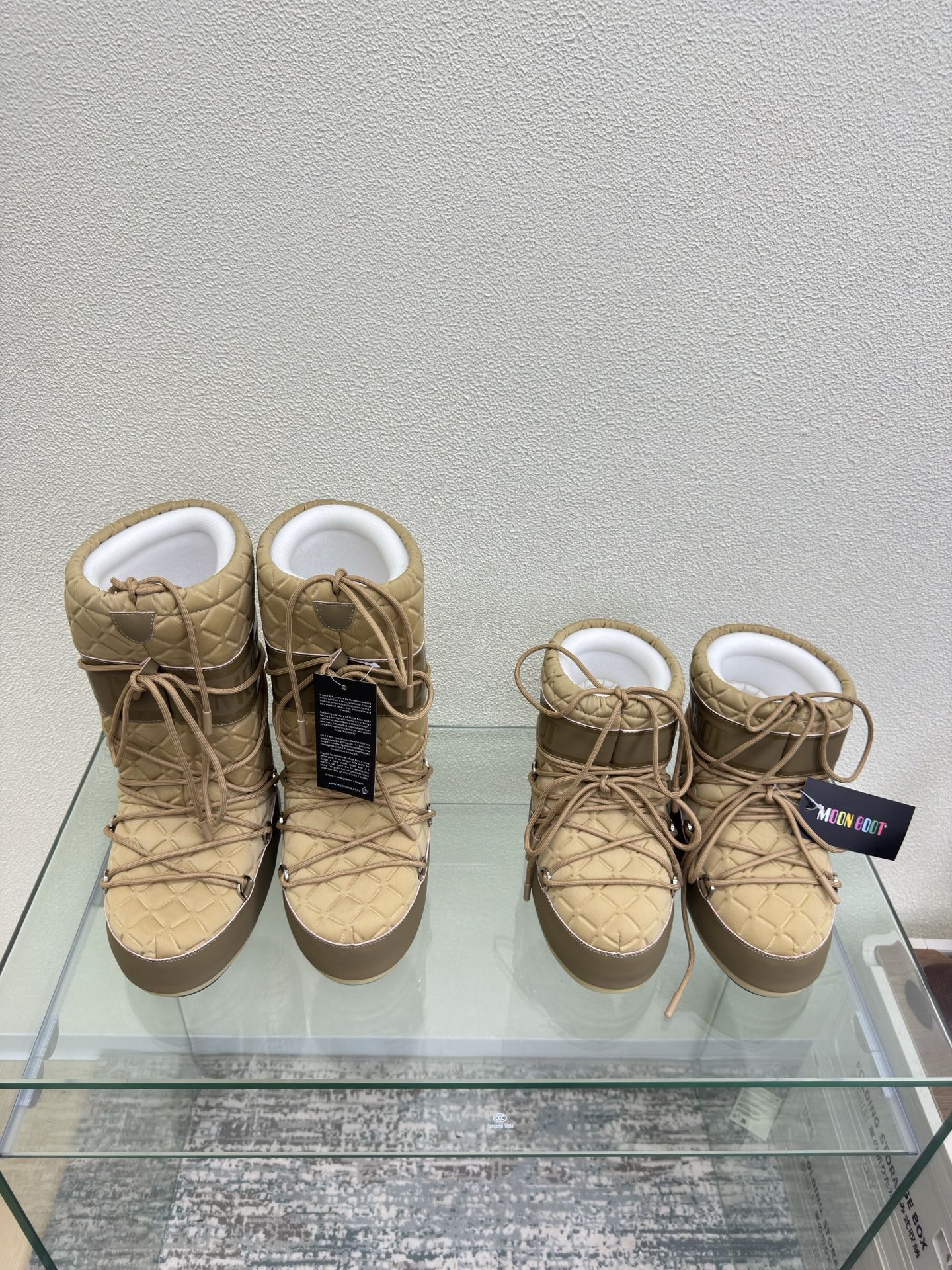 NO:612796,High boots MOON BOOT moon boots pressed rhombus style apricot. Items that Wang Hedi and Yu Shuxin are also wearing. Who starts looking forward to skiing in autumn? Unlock the must-have items for skiing that Wang Hedi, Yu Shuxin and other stars are wearing. MOON BOOT moon boots  It is a fashion item that combines high-looking, non-slip, waterproof and warm properties for outdoor and snow adventures. The wide boot shaft and tights can better modify the leg shape for daily wear and also unlock the sense of fashion chic~ Size 35 36 37 38 39 40 41 (40 41 customized) Configured with original packaging, snow boots, boots19860909高靴 MOON BOOT 月亮靴 压菱格款 杏色 王鹤棣虞书欣也在穿的单品 是谁在秋天就开始期待滑雪了? 解锁王鹤棣虞书欣等 一众明星都在穿的滑雪必入单品 MOON BOOT 月亮靴 集高颜值、防滑、防水、保暖属性于一身是为户外、雪地探险而生的时尚单品宽大的靴筒搭配紧身裤更能修饰腿型日常穿搭也能解锁时尚chic感~ 码数 35 36 37 38 39 40 41（40 41定制） 配置原版包装,雪地靴,boots,Women's Shoes