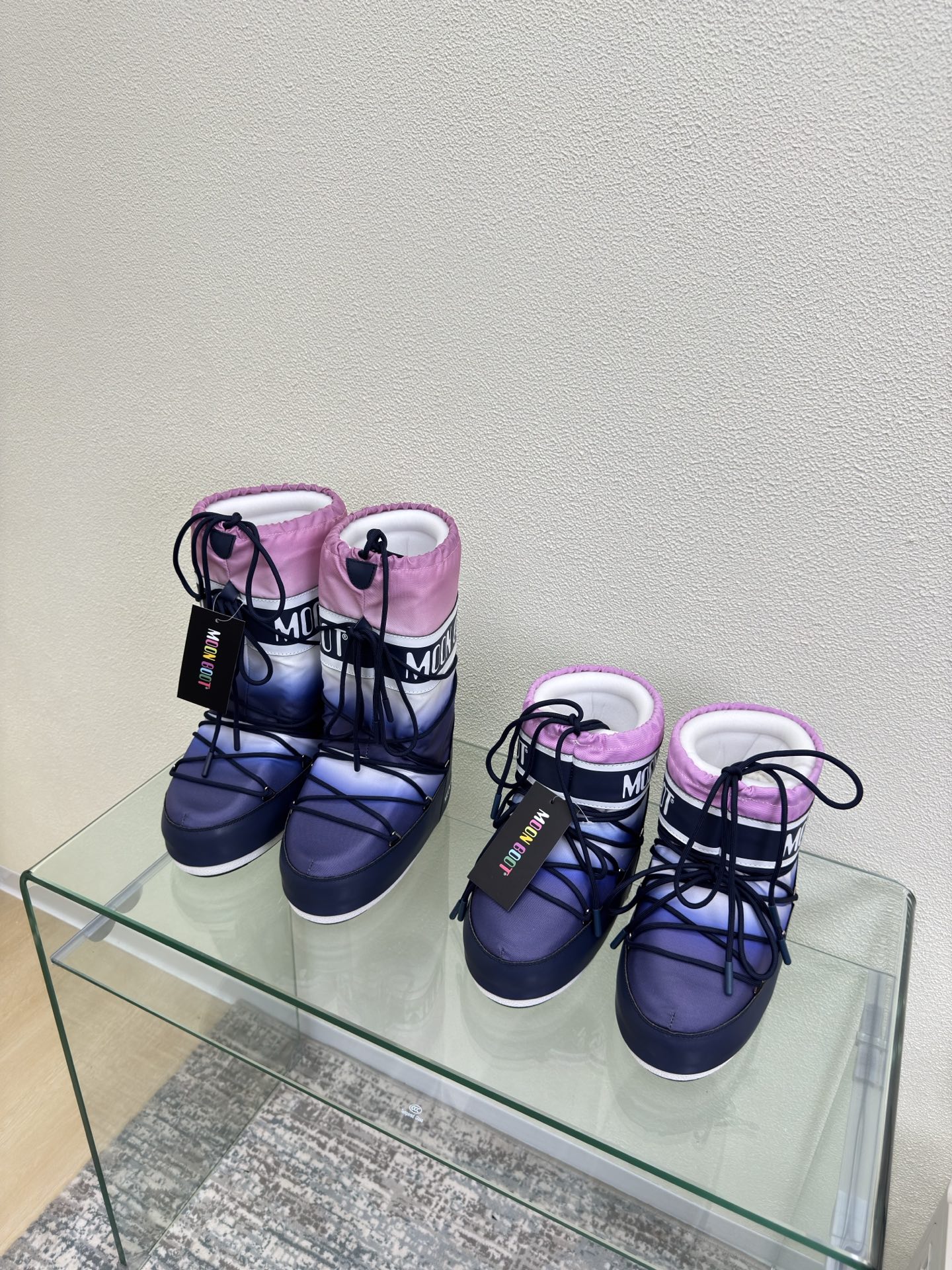 NO:612809,MOON BOOT moon boots gradient model Wang Hedi and Yu Shuxin are also wearing items. Purple Blue Who is looking forward to skiing in autumn? Unlock Wang Hedi, Yu Shuxin and other stars who are wearing must-have items for skiing MOON BOOT moon boots  It is a fashion item that combines high-looking, non-slip, waterproof and warm properties for outdoor and snow adventures. The wide boot shaft and tights can better modify the leg shape for daily wear and also unlock the sense of fashion chic~ Size 35 36 37 38 39 40 41 (40 41 customized) Configured with original packaging, snow boots, boots19860909MOON BOOT 月亮靴 渐变款  王鹤棣虞书欣也在穿的单品 紫蓝是谁在秋天就开始期待滑雪了? 解锁王鹤棣虞书欣等 一众明星都在穿的滑雪必入单品 MOON BOOT 月亮靴 集高颜值、防滑、防水、保暖属性于一身是为户外、雪地探险而生的时尚单品宽大的靴筒搭配紧身裤更能修饰腿型日常穿搭也能解锁时尚chic感~ 码数 35 36 37 38 39 40 41（40 41定制） 配置原版包装,雪地靴,boots,Women's Shoes