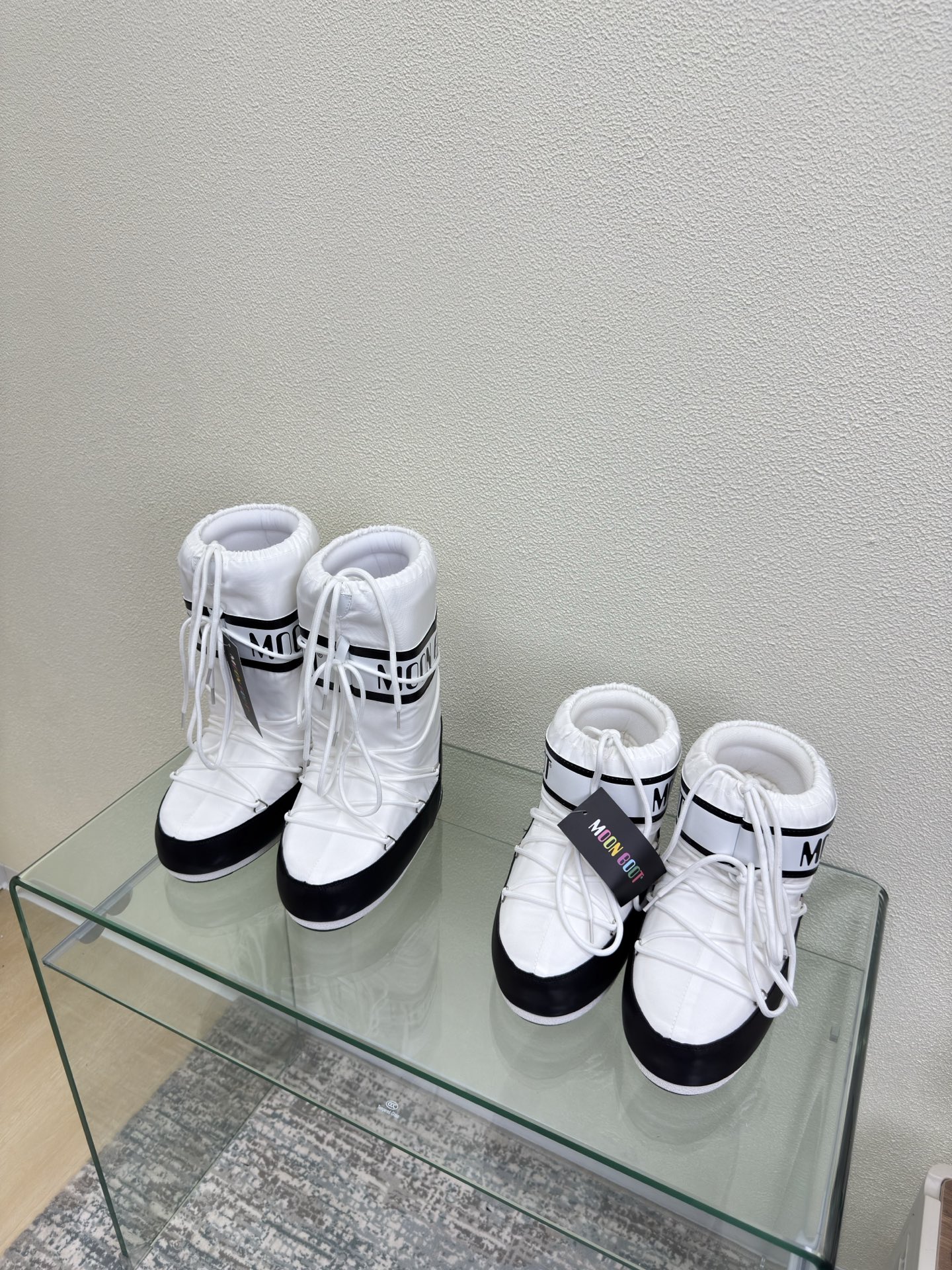NO:612829,High boots MOON BOOT moon boots pressed rhombus style white items that Wang Hedi and Yu Shuxin are also wearing. Who starts looking forward to skiing in autumn? Unlock the must-have items for skiing that Wang Hedi, Yu Shuxin and other stars are wearing MOON BOOT moon boots  It is a fashion item that combines high-looking, non-slip, waterproof and warm properties for outdoor and snow adventures. The wide boot shaft and tights can better modify the leg shape for daily wear and also unlock the sense of fashion chic~ Size 35 36 37 38 39 40 41 (40 41 customized) Configured with original packaging, snow boots, boots19860909高靴 MOON BOOT 月亮靴 压菱格款  白色 王鹤棣虞书欣也在穿的单品 是谁在秋天就开始期待滑雪了? 解锁王鹤棣虞书欣等 一众明星都在穿的滑雪必入单品 MOON BOOT 月亮靴 集高颜值、防滑、防水、保暖属性于一身是为户外、雪地探险而生的时尚单品宽大的靴筒搭配紧身裤更能修饰腿型日常穿搭也能解锁时尚chic感~ 码数 35 36 37 38 39 40 41（40 41定制） 配置原版包装,雪地靴,boots,Women's Shoes