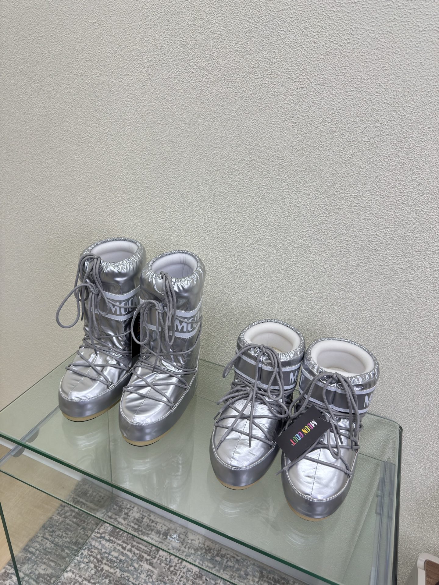 NO:612834,MOON BOOT Moon Boots Metallic Silver An item that Wang Hedi and Yu Shuxin are also wearing. Silver Who starts looking forward to skiing in autumn? Unlock the must-have items for skiing that Wang Hedi, Yu Shuxin, etc. are wearing. MOON BOOT Moon Boots  It is a fashion item that combines high-looking, non-slip, waterproof and warm properties for outdoor and snow adventures. The wide boot shaft and tights can better modify the leg shape for daily wear and also unlock the sense of fashion chic~ Size 35 36 37 38 39 40 41 (40 41 customized) Configured with original packaging, snow boots, boots19860909MOON BOOT 月亮靴 金属银款 王鹤棣虞书欣也在穿的单品 银色是谁在秋天就开始期待滑雪了? 解锁王鹤棣虞书欣等 一众明星都在穿的滑雪必入单品 MOON BOOT 月亮靴 集高颜值、防滑、防水、保暖属性于一身是为户外、雪地探险而生的时尚单品宽大的靴筒搭配紧身裤更能修饰腿型日常穿搭也能解锁时尚chic感~ 码数 35 36 37 38 39 40 41（40 41定制） 配置原版包装,雪地靴,boots,Women's Shoes