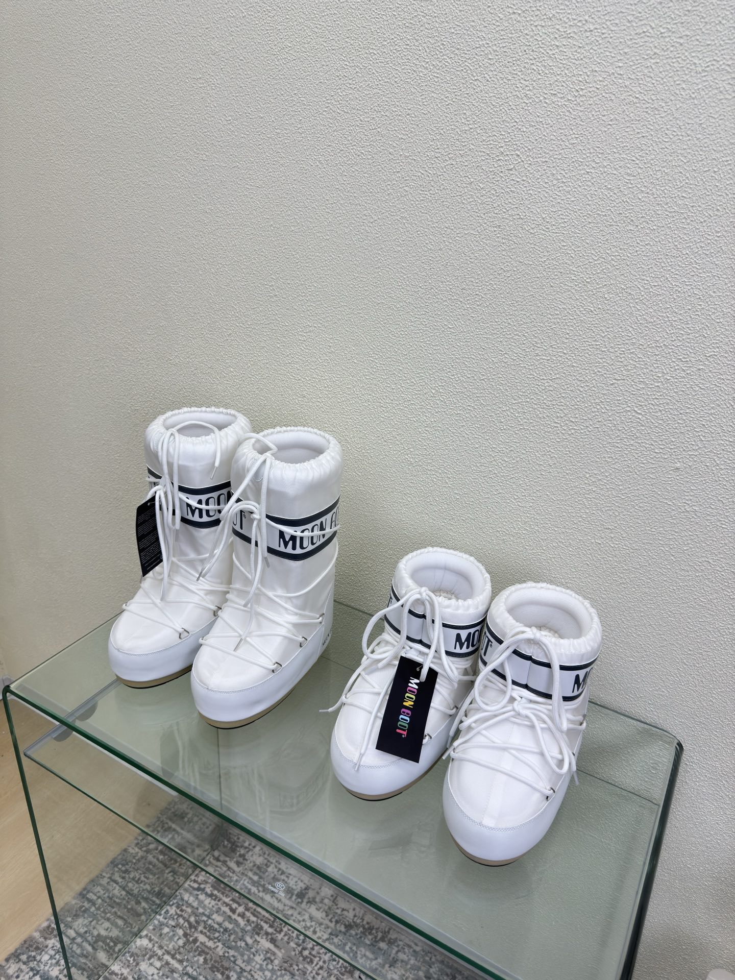 NO:612844,MOON BOOT moon boots, white style, are also worn by Wang Hedi and Yu Shuxin. Who starts looking forward to skiing in autumn? Unlock the must-have skiing items worn by Wang Hedi, Yu Shuxin and other celebrities. MOON BOOT moon boots  It is a fashion item that combines high-looking, non-slip, waterproof and warm properties for outdoor and snow adventures. The wide boot shaft and tights can better modify the leg shape for daily wear and also unlock the sense of fashion chic~ Size 35 36 37 38 39 40 41 (40 41 customized) Configured with original packaging, snow boots, boots19860909MOON BOOT 月亮靴 白色款 王鹤棣虞书欣也在穿的单品 是谁在秋天就开始期待滑雪了? 解锁王鹤棣虞书欣等 一众明星都在穿的滑雪必入单品 MOON BOOT 月亮靴 集高颜值、防滑、防水、保暖属性于一身是为户外、雪地探险而生的时尚单品宽大的靴筒搭配紧身裤更能修饰腿型日常穿搭也能解锁时尚chic感~ 码数 35 36 37 38 39 40 41（40 41定制） 配置原版包装,雪地靴,boots,Women's Shoes