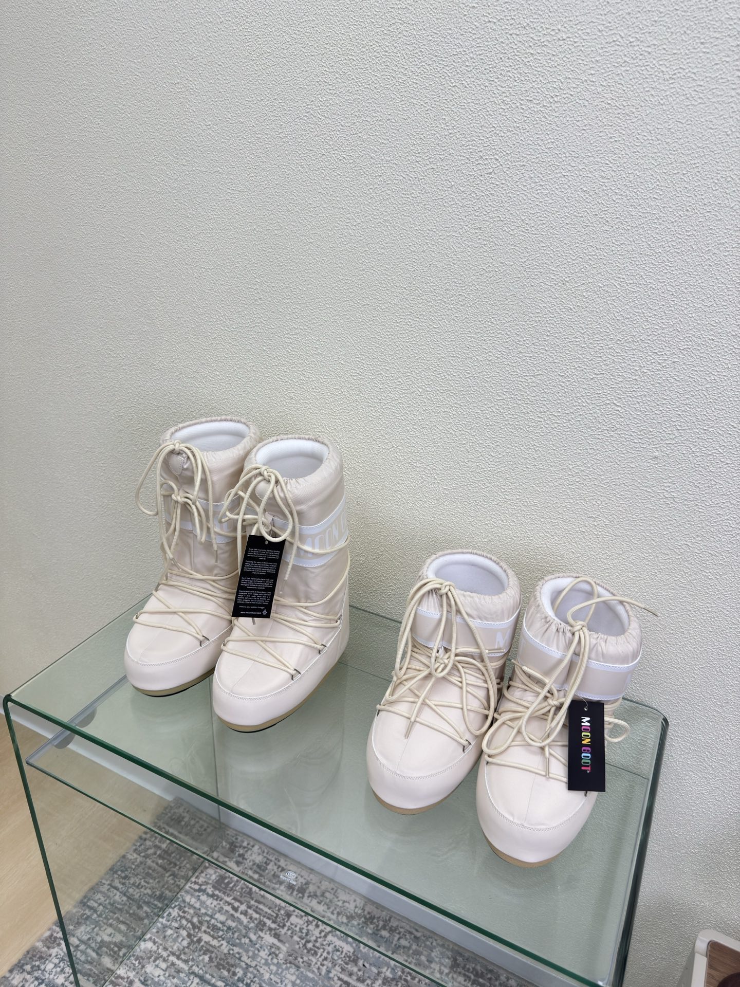 NO:612851,MOON BOOT moon boots, apricot style, are also worn by Wang Hedi and Yu Shuxin. Who starts looking forward to skiing in autumn? Unlock the must-have skiing items worn by Wang Hedi, Yu Shuxin and other celebrities. MOON BOOT moon boots  It is a fashion item that combines high-looking, non-slip, waterproof and warm properties for outdoor and snow adventures. The wide boot shaft and tights can better modify the leg shape for daily wear and also unlock the sense of fashion chic~ Size 35 36 37 38 39 40 41 (40 41 customized) Configured with original packaging, snow boots, boots19860909MOON BOOT 月亮靴 杏色 款 王鹤棣虞书欣也在穿的单品 是谁在秋天就开始期待滑雪了? 解锁王鹤棣虞书欣等 一众明星都在穿的滑雪必入单品 MOON BOOT 月亮靴 集高颜值、防滑、防水、保暖属性于一身是为户外、雪地探险而生的时尚单品宽大的靴筒搭配紧身裤更能修饰腿型日常穿搭也能解锁时尚chic感~ 码数 35 36 37 38 39 40 41（40 41定制） 配置原版包装,雪地靴,boots,Women's Shoes