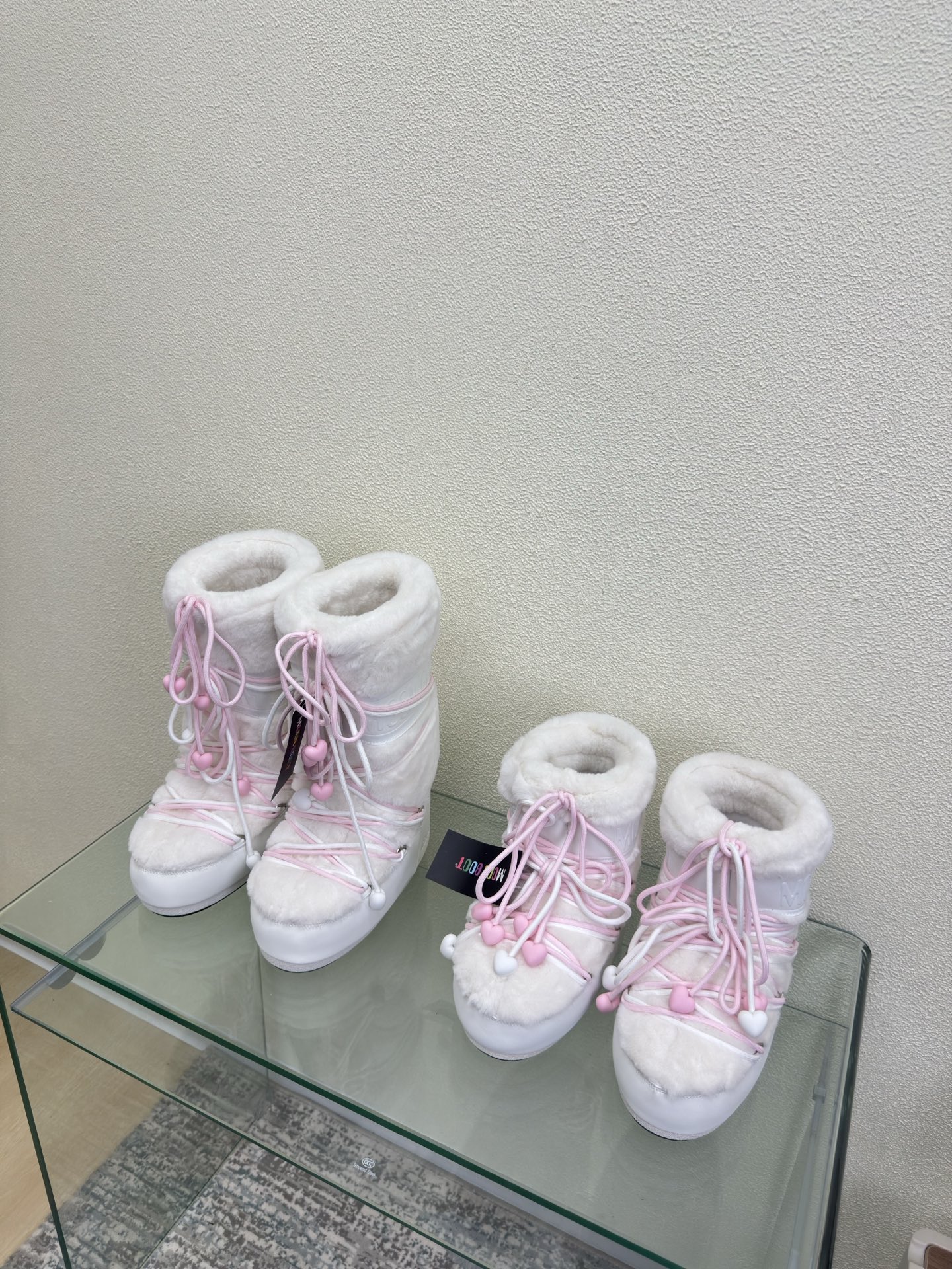 NO:612825,MOON BOOT moon boots, white fur style, with leather, are also worn by Wang Hedi and Yu Shuxin. Who starts looking forward to skiing in autumn? Unlock the must-have skiing items that Wang Hedi, Yu Shuxin and other celebrities are wearing. MOON BOOT moon boots  It is a fashion item that combines high-looking, non-slip, waterproof and warm properties for outdoor and snow adventures. The wide boot shaft and tights can better modify the leg shape for daily wear and also unlock the sense of fashion chic~ Size 35 36 37 38 39 40 41 (40 41 customized) Configured with original packaging, snow boots, boots19860909MOON BOOT 月亮靴 白毛款 配皮  王鹤棣虞书欣也在穿的单品 是谁在秋天就开始期待滑雪了? 解锁王鹤棣虞书欣等 一众明星都在穿的滑雪必入单品 MOON BOOT 月亮靴 集高颜值、防滑、防水、保暖属性于一身是为户外、雪地探险而生的时尚单品宽大的靴筒搭配紧身裤更能修饰腿型日常穿搭也能解锁时尚chic感~ 码数 35 36 37 38 39 40 41（40 41定制） 配置原版包装,雪地靴,boots,Women's Shoes