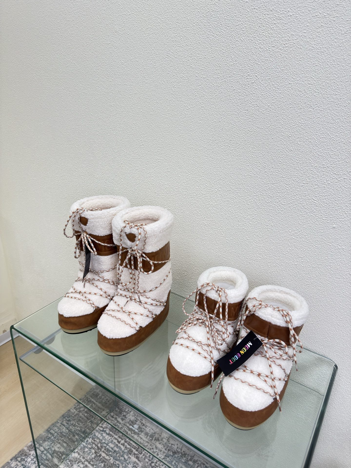 NO:612830,MOON BOOT moon boots, white fur with brown leather, are also worn by Wang Hedi and Yu Shuxin. Who starts looking forward to skiing in autumn? Unlock the must-have skiing items worn by Wang Hedi, Yu Shuxin and other celebrities. MOON BOOT moon boots  It is a fashion item that combines high-looking, non-slip, waterproof and warm properties for outdoor and snow adventures. The wide boot shaft and tights can better modify the leg shape for daily wear and also unlock the sense of fashion chic~ Size 35 36 37 38 39 40 41 (40 41 customized) Configured with original packaging, snow boots, boots19860909MOON BOOT 月亮靴 白毛 配棕皮 款  王鹤棣虞书欣也在穿的单品 是谁在秋天就开始期待滑雪了? 解锁王鹤棣虞书欣等 一众明星都在穿的滑雪必入单品 MOON BOOT 月亮靴 集高颜值、防滑、防水、保暖属性于一身是为户外、雪地探险而生的时尚单品宽大的靴筒搭配紧身裤更能修饰腿型日常穿搭也能解锁时尚chic感~ 码数 35 36 37 38 39 40 41（40 41定制） 配置原版包装,雪地靴,boots,Women's Shoes