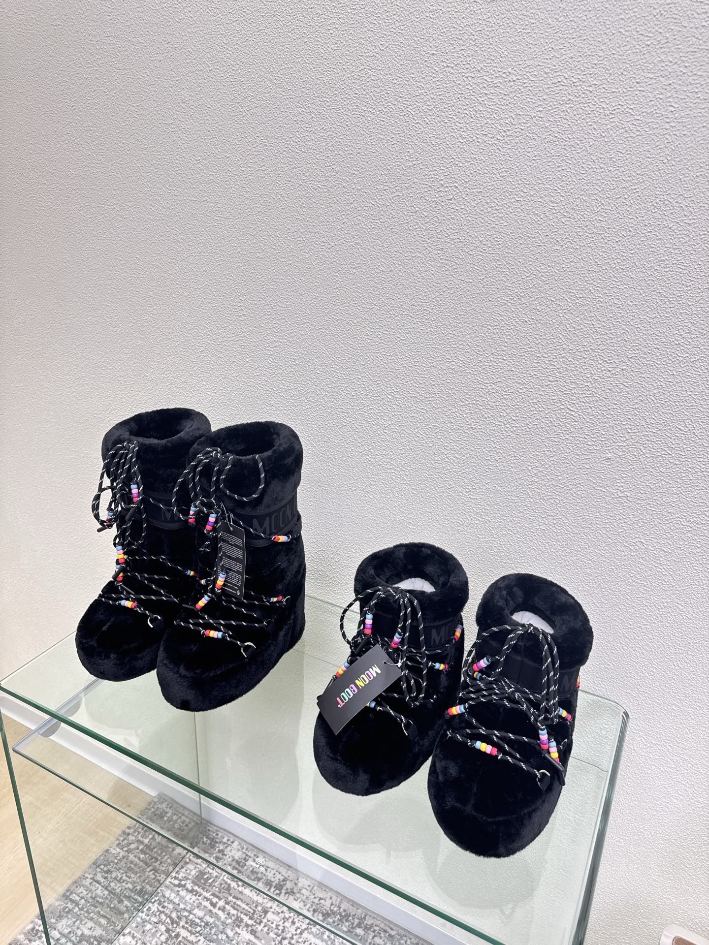 NO:612835,MOON BOOT moon boots, black Christmas style, items that Wang Hedi and Yu Shuxin are also wearing. Who starts looking forward to skiing in autumn? Unlock the must-have items for skiing that Wang Hedi, Yu Shuxin, etc. are wearing. MOON BOOT moon boots  It is a fashion item that combines high-looking, non-slip, waterproof and warm properties for outdoor and snow adventures. The wide boot shaft and tights can better modify the leg shape for daily wear and also unlock the sense of fashion chic~ Size 35 36 37 38 39 40 41 (40 41 customized) Configured with original packaging, snow boots, boots19860909MOON BOOT 月亮靴 黑色圣诞款  王鹤棣虞书欣也在穿的单品 是谁在秋天就开始期待滑雪了? 解锁王鹤棣虞书欣等 一众明星都在穿的滑雪必入单品 MOON BOOT 月亮靴 集高颜值、防滑、防水、保暖属性于一身是为户外、雪地探险而生的时尚单品宽大的靴筒搭配紧身裤更能修饰腿型日常穿搭也能解锁时尚chic感~ 码数 35 36 37 38 39 40 41（40 41定制） 配置原版包装,雪地靴,boots,Women's Shoes