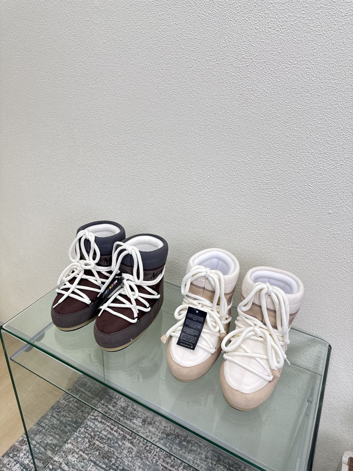 NO:612845,MOON BOOT moon boots woolen tube styles Wang Hedi and Yu Shuxin are also wearing items. Who starts looking forward to skiing in autumn? Unlock the must-have items for skiing that Wang Hedi, Yu Shuxin and other celebrities are wearing MOON BOOT moon boots  It is a fashion item that combines high-looking, non-slip, waterproof and warm properties for outdoor and snow adventures. The wide boot shaft and tights can better modify the leg shape for daily wear and also unlock the sense of fashion chic~ Size 35 36 37 38 39 40 41 (40 41 customized) Configured with original packaging, snow boots, boots19860909MOON BOOT 月亮靴 毛线筒款款  王鹤棣虞书欣也在穿的单品 是谁在秋天就开始期待滑雪了? 解锁王鹤棣虞书欣等 一众明星都在穿的滑雪必入单品 MOON BOOT 月亮靴 集高颜值、防滑、防水、保暖属性于一身是为户外、雪地探险而生的时尚单品宽大的靴筒搭配紧身裤更能修饰腿型日常穿搭也能解锁时尚chic感~ 码数 35 36 37 38 39 40 41（40 41定制） 配置原版包装,雪地靴,boots,Women's Shoes