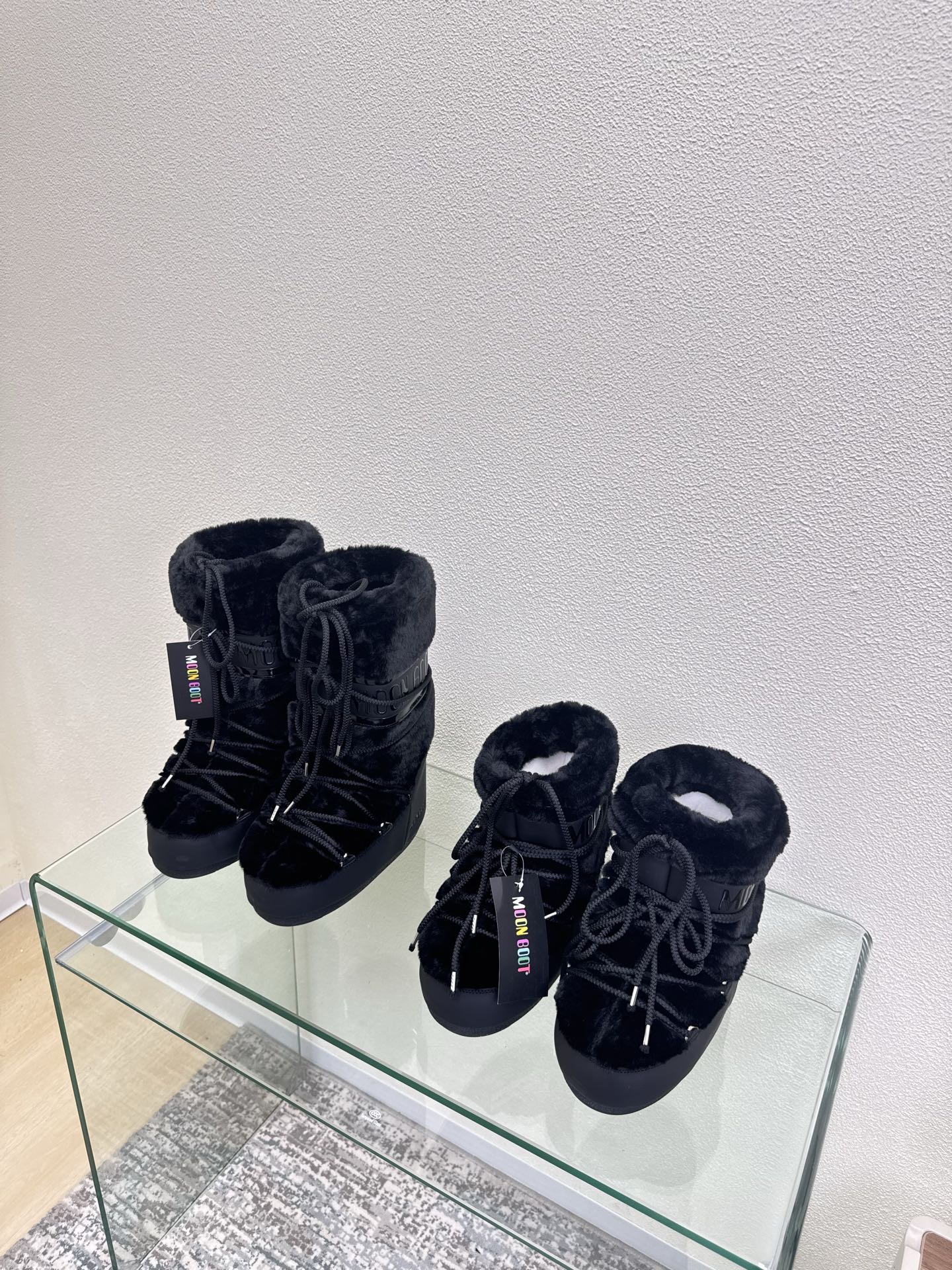 NO:612849,MOON BOOT moon boots, black fur and black leather, are also worn by Wang Hedi and Yu Shuxin. Who is looking forward to skiing in autumn? Unlock the must-have skiing items that Wang Hedi, Yu Shuxin and other celebrities are wearing. MOON BOOT moon boots  It is a fashion item that combines high-looking, non-slip, waterproof and warm properties for outdoor and snow adventures. The wide boot shaft and tights can better modify the leg shape for daily wear and also unlock the sense of fashion chic~ Size 35 36 37 38 39 40 41 (40 41 customized) Configured with original packaging, snow boots, boots19860909MOON BOOT 月亮靴 黑毛配黑皮 款 王鹤棣虞书欣也在穿的单品 是谁在秋天就开始期待滑雪了? 解锁王鹤棣虞书欣等 一众明星都在穿的滑雪必入单品 MOON BOOT 月亮靴 集高颜值、防滑、防水、保暖属性于一身是为户外、雪地探险而生的时尚单品宽大的靴筒搭配紧身裤更能修饰腿型日常穿搭也能解锁时尚chic感~ 码数 35 36 37 38 39 40 41（40 41定制） 配置原版包装,雪地靴,boots,Women's Shoes