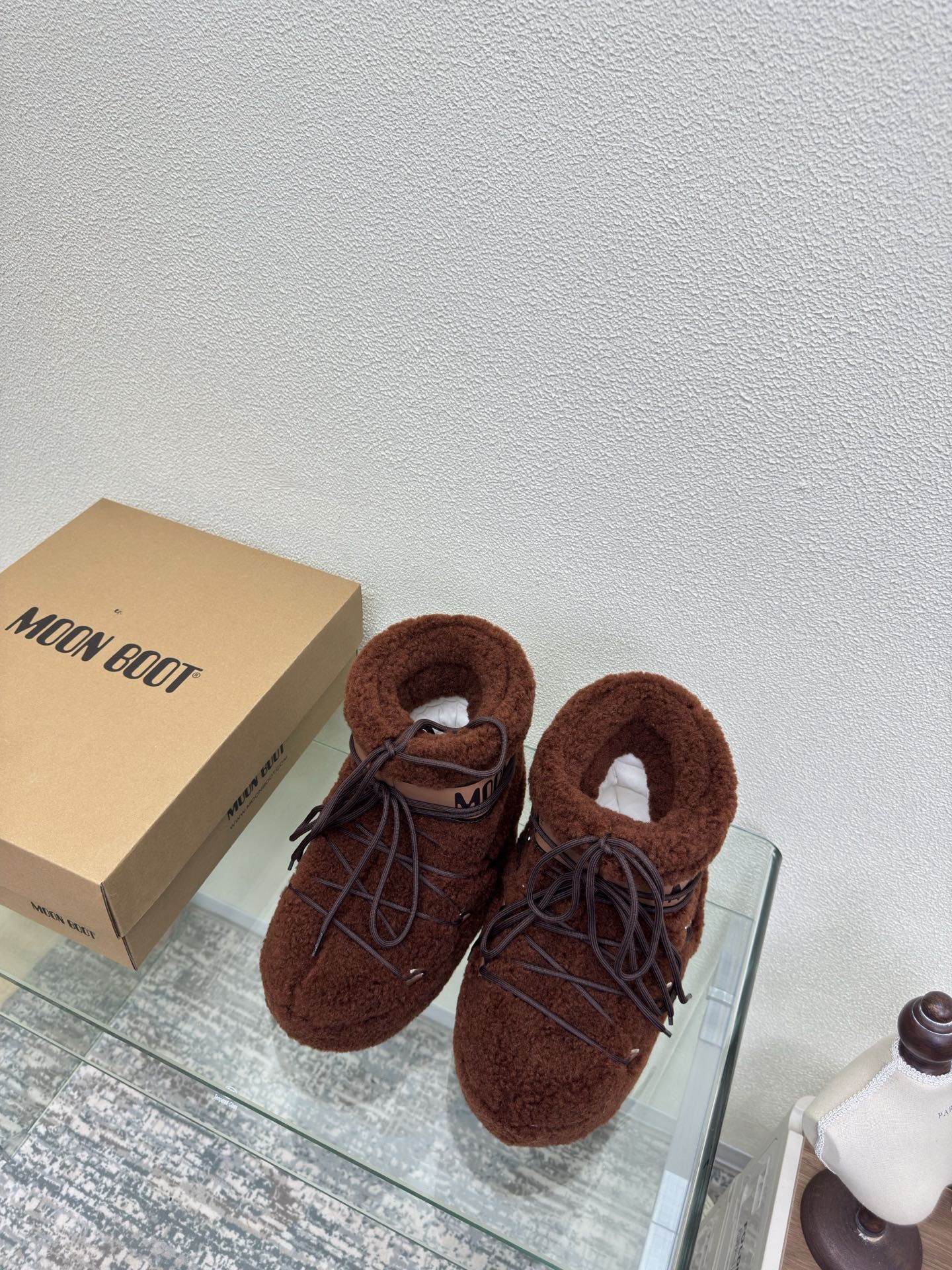 NO:612856,MOON BOOT moon boots, curly short boots, items that Wang Hedi and Yu Shuxin are also wearing. Who starts looking forward to skiing in autumn? Unlock the must-have items for skiing that Wang Hedi, Yu Shuxin, etc. are wearing. MOON BOOT moon boots  It is a fashion item that combines high-looking, non-slip, waterproof and warm properties for outdoor and snow adventures. The wide boot shaft and tights can better modify the leg shape for daily wear and also unlock the sense of fashion chic~ Size 35 36 37 38 39 40 41 (40 41 customized) Configured with original packaging, snow boots, boots19860909MOON BOOT 月亮靴 毛卷 短靴  王鹤棣虞书欣也在穿的单品 是谁在秋天就开始期待滑雪了? 解锁王鹤棣虞书欣等 一众明星都在穿的滑雪必入单品 MOON BOOT 月亮靴 集高颜值、防滑、防水、保暖属性于一身是为户外、雪地探险而生的时尚单品宽大的靴筒搭配紧身裤更能修饰腿型日常穿搭也能解锁时尚chic感~ 码数 35 36 37 38 39 40 41（40 41定制） 配置原版包装,雪地靴,boots,Women's Shoes