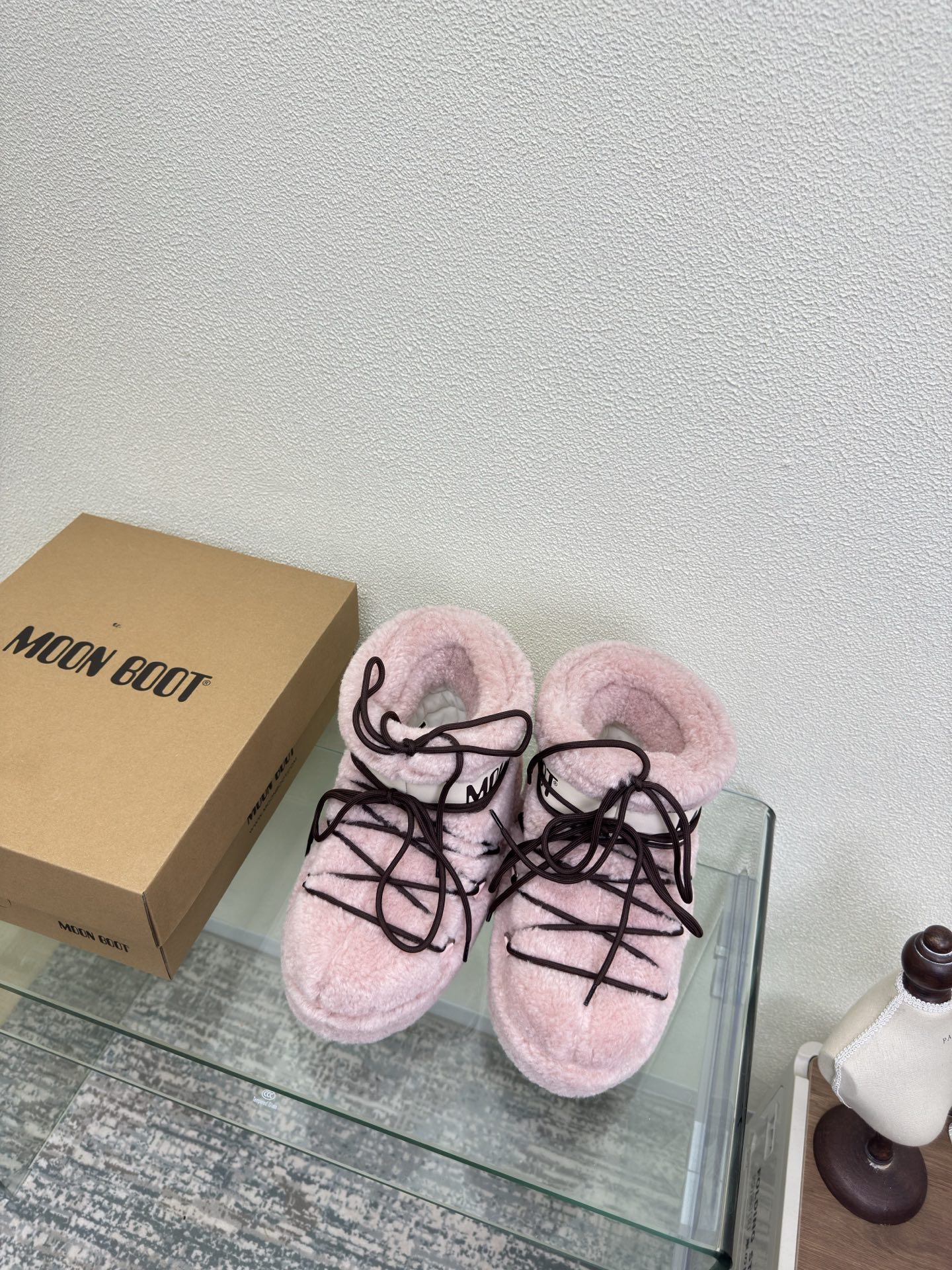 NO:612860,MOON BOOT Moon Boots Pink Brown Short Boots 300 An item that Wang Hedi and Yu Shuxin are also wearing. Who starts looking forward to skiing in autumn? Unlock the must-have items for skiing that are worn by Wang Hedi, Yu Shuxin and other celebrities. MOON BOOT Moon Boots  It is a fashion item that combines high-looking, non-slip, waterproof and warm properties for outdoor and snow adventures. The wide boot shaft and tights can better modify the leg shape for daily wear and also unlock the sense of fashion chic~ Size 35 36 37 38 39 40 41 (40 41 customized) Configured with original packaging, snow boots, boots19860909MOON BOOT 月亮靴 粉色 棕色 短靴长靴 300 王鹤棣虞书欣也在穿的单品 是谁在秋天就开始期待滑雪了? 解锁王鹤棣虞书欣等 一众明星都在穿的滑雪必入单品 MOON BOOT 月亮靴 集高颜值、防滑、防水、保暖属性于一身是为户外、雪地探险而生的时尚单品宽大的靴筒搭配紧身裤更能修饰腿型日常穿搭也能解锁时尚chic感~ 码数 35 36 37 38 39 40 41（40 41定制） 配置原版包装,雪地靴,boots,Women's Shoes