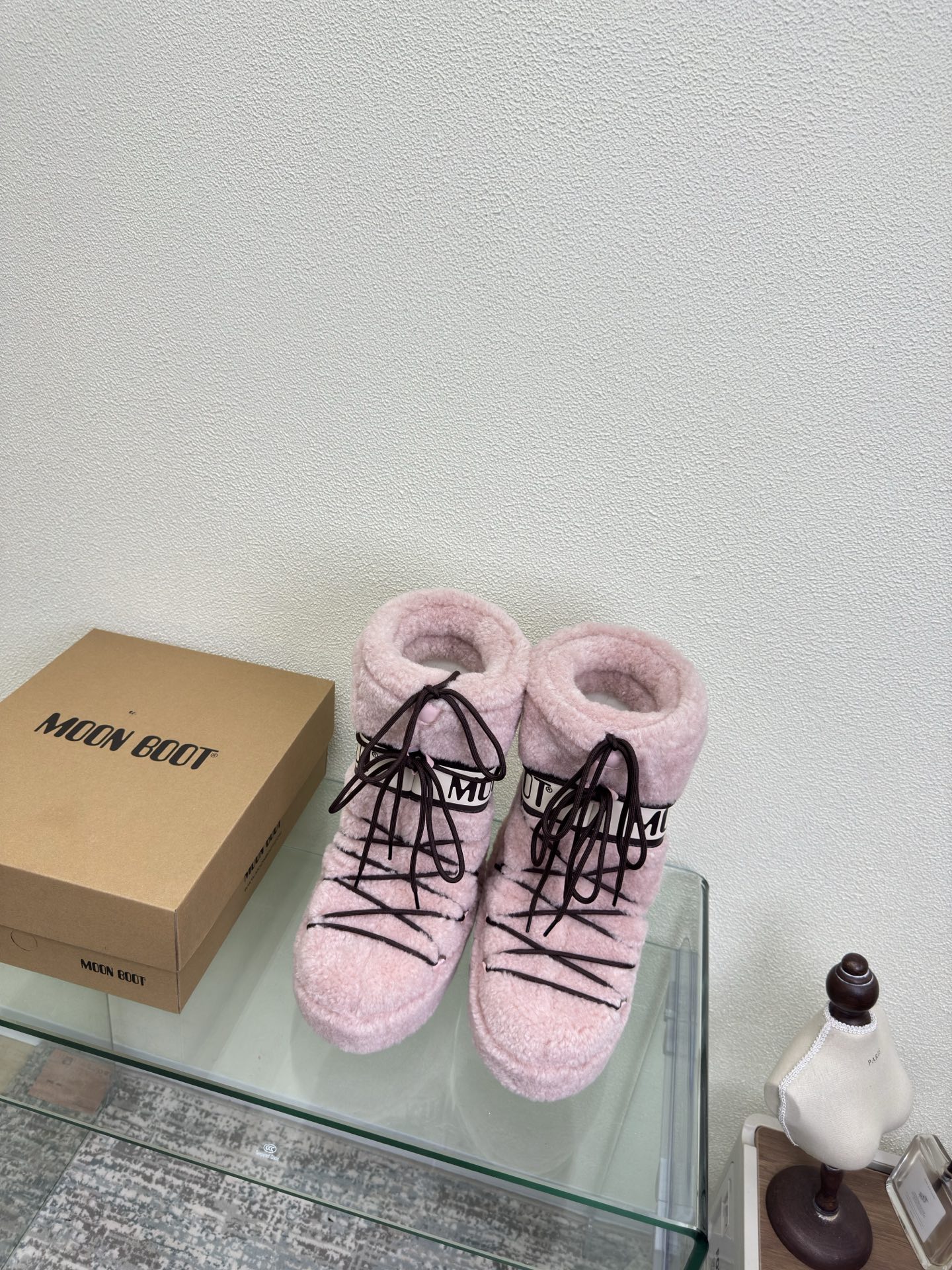 NO:612864,MOON BOOT moon boots, Teddy fur boots, items that Wang Hedi and Yu Shuxin are also wearing. Who starts looking forward to skiing in autumn? Unlock the must-have items for skiing that Wang Hedi, Yu Shuxin and other stars are wearing. MOON BOOT moon boots  It is a fashion item that combines high-looking, non-slip, waterproof and warm properties for outdoor and snow adventures. The wide boot shaft and tights can better modify the leg shape for daily wear and also unlock the sense of fashion chic~ Size 35 36 37 38 39 40 41 (40 41 customized) Configured with original packaging, snow boots, boots19860909MOON BOOT 月亮靴 泰迪毛卷 长靴  王鹤棣虞书欣也在穿的单品 是谁在秋天就开始期待滑雪了? 解锁王鹤棣虞书欣等 一众明星都在穿的滑雪必入单品 MOON BOOT 月亮靴 集高颜值、防滑、防水、保暖属性于一身是为户外、雪地探险而生的时尚单品宽大的靴筒搭配紧身裤更能修饰腿型日常穿搭也能解锁时尚chic感~ 码数 35 36 37 38 39 40 41（40 41定制） 配置原版包装,雪地靴,boots,Women's Shoes