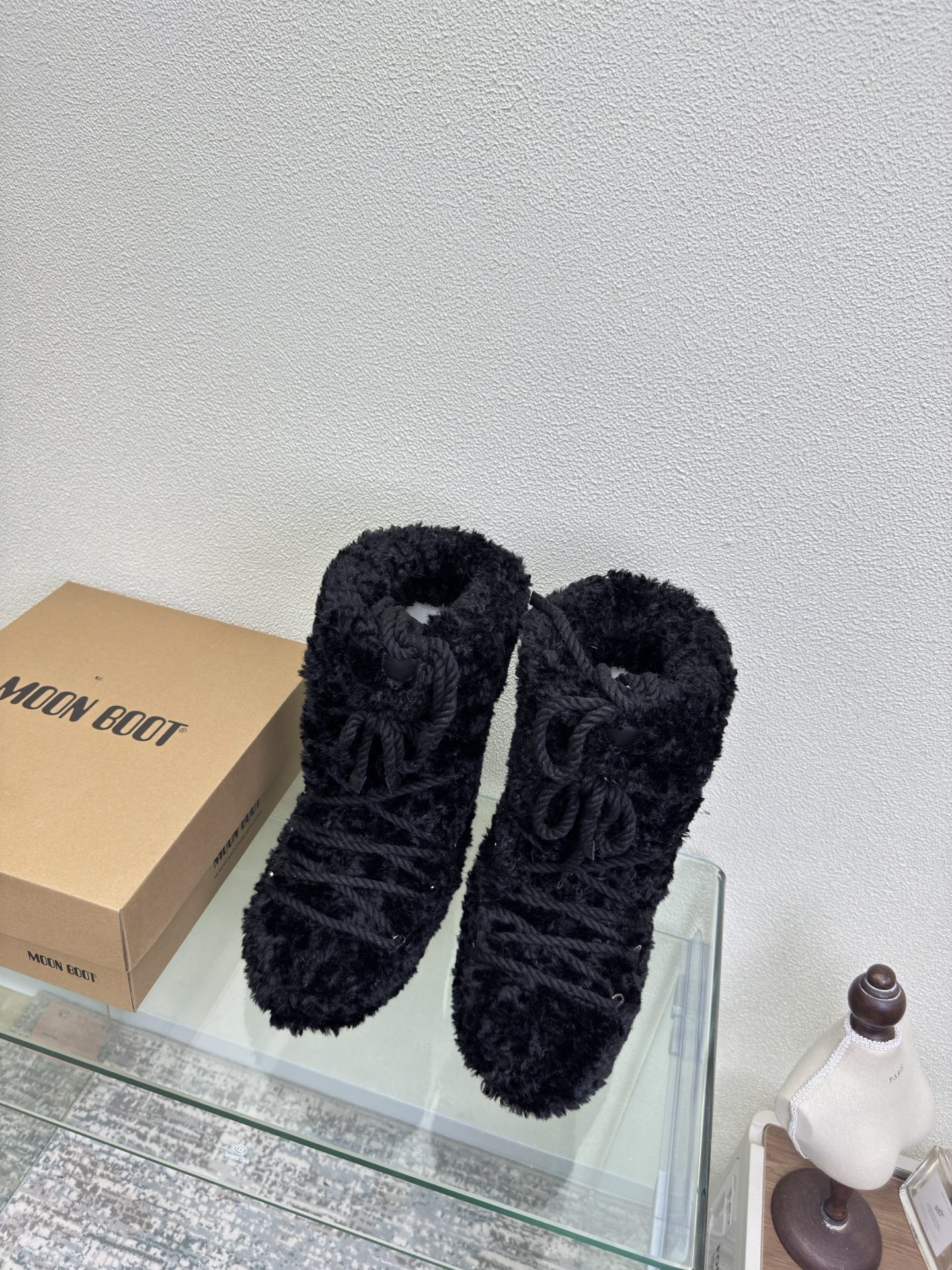 NO:612868,MOON BOOT moon boots, black and white fluffy short boots, items that Wang Hedi and Yu Shuxin are also wearing. Who starts looking forward to skiing in autumn? Unlock the must-have items for skiing that Wang Hedi, Yu Shuxin and other stars are wearing. MOON BOOT moon boots  It is a fashion item that combines high-looking, non-slip, waterproof and warm properties for outdoor and snow adventures. The wide boot shaft and tights can better modify the leg shape for daily wear and also unlock the sense of fashion chic~ Size 35 36 37 38 39 40 41 (40 41 customized) Configured with original packaging, snow boots, boots19860909MOON BOOT 月亮靴 黑白绒毛 短靴  王鹤棣虞书欣也在穿的单品 是谁在秋天就开始期待滑雪了? 解锁王鹤棣虞书欣等 一众明星都在穿的滑雪必入单品 MOON BOOT 月亮靴 集高颜值、防滑、防水、保暖属性于一身是为户外、雪地探险而生的时尚单品宽大的靴筒搭配紧身裤更能修饰腿型日常穿搭也能解锁时尚chic感~ 码数 35 36 37 38 39 40 41（40 41定制） 配置原版包装,雪地靴,boots,Women's Shoes