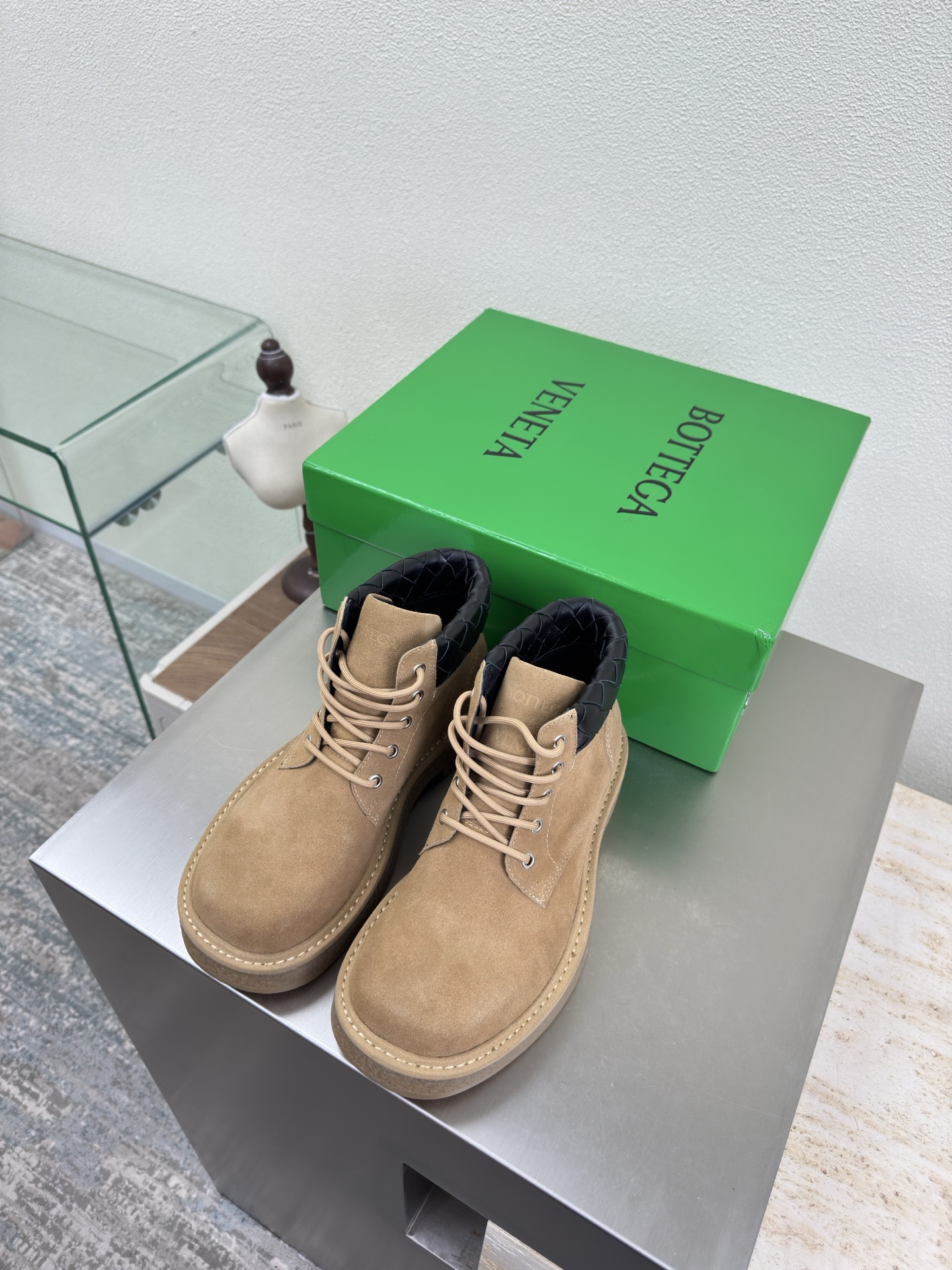 NO:613651,BOTTEGA VENET* Men's and Women's Astaire loafers Thick sole Men's 10 Original one-to-one approach Same hardware Apricot High mercerized cow suede Another popular trend today Ceiling Two-color versatile Exquisite flat sole Wrapped fabric Designed with care No carelessness Durable and comfortable The upper material is made of the same calf suede as the original Soft and smooth Hand-sewn rear zipper closure design Sexy and comfortable Hand-sewing process  The inner lining of the foot pads is made of sheepskin, which is comfortable and high-end. The nailed outsole is made from the original mold. The outsole is uniformly formed and matched to the standard. The original packaging is used. The shoe bag is printed with glue logo technology. The most high-end in the market. Hot melt glue is used to shape the toe and heel. It is easy to rebound and does not deform. High-heeled series. Packing fabric technology. Italian computer sewing machine is used for the upper stitching. Fine workmanship. Original packaging is used. Female 35 36 37 38 39 40  41 Male 38 39 40 41 42 43 44 45 46 47 (Female 40 41 Male 38 45 customized), boots, bottega veneta, loafers, boots, sheepskin19860909BOTTEGA VENET* 男女款 Astaire 乐福单鞋 厚底  男10 原版一比一做法 一致五金 杏色 高丝光牛反绒皮 当今流行的又一趋势 天花板啦 双色百搭 精致平底 包裹面料 用心设计 绝不马虎 耐穿舒适 鞋面材质选用同原版的小牛反绒皮 材质柔软顺滑 手工缝制后拉链开合设计 性感舒适 手工缝制工艺 垫脚内里选用羊皮内里舒适高端 打钉大底选用原版开模 一致成型大底  对标对版 选用原版包装 鞋子布袋采用印胶logo工艺 市场最高端 采用热熔胶定型鞋头 后跟 易回弹不变形 高跟系列 包面料工艺 鞋面车线选用意大利电脑针车 做工精细 选用原版包装  女 35 36 37 38 39 40 41  男 38 39 40 41 42 43 44 45 46 47 （女40 41 男 38 45定制）,靴子,bottega veneta,loafers,boots,sheepskin,Women's Shoes