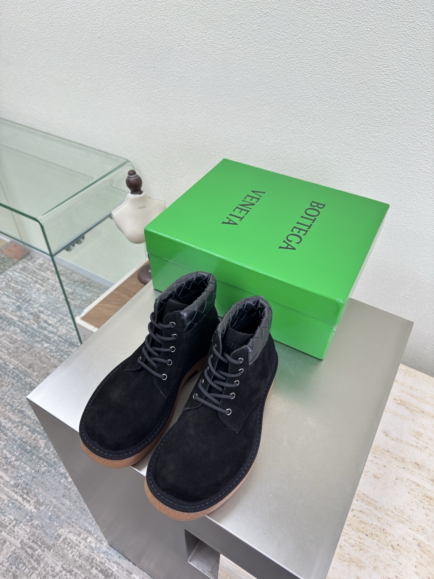 NO:613656,BOTTEGA VENET* Men's and Women's Astaire loafers Thick sole Men's 10 Original one-to-one approach Same hardware Black High-mercerized cow suede Another popular trend today Ceiling Two-color versatile Exquisite flat sole Wrapped fabric Carefully designed to never be careless Durable and comfortable The upper material is made of the same calf suede as the original. The material is soft and smooth. Hand-sewn rear zipper closure design is sexy and comfortable. Hand-sewn technology  The inner lining of the foot pads is made of sheepskin, which is comfortable and high-end. The nailed outsole is made from the original mold. The outsole is uniformly formed and matched to the standard. The original packaging is used. The shoe bag is printed with glue logo technology. The most high-end in the market. Hot melt glue is used to shape the toe and heel. It is easy to rebound and does not deform. High-heeled series. Packing fabric technology. Italian computer sewing machine is used for the upper stitching. Fine workmanship. Original packaging is used. Female 35 36 37 38 39 40  41 Male 38 39 40 41 42 43 44 45 46 47 (Female 40 41 Male 38 45 customized), boots, bottega veneta, loafers, boots, sheepskin19860909BOTTEGA VENET* 男女款 Astaire 乐福单鞋 厚底  男10 原版一比一做法 一致五金 黑色 高丝光牛反绒皮 当今流行的又一趋势 天花板啦 双色百搭 精致平底 包裹面料 用心设计 绝不马虎 耐穿舒适 鞋面材质选用同原版的小牛反绒皮 材质柔软顺滑 手工缝制后拉链开合设计 性感舒适 手工缝制工艺 垫脚内里选用羊皮内里舒适高端 打钉大底选用原版开模 一致成型大底  对标对版 选用原版包装 鞋子布袋采用印胶logo工艺 市场最高端 采用热熔胶定型鞋头 后跟 易回弹不变形 高跟系列 包面料工艺 鞋面车线选用意大利电脑针车 做工精细 选用原版包装  女 35 36 37 38 39 40 41  男 38 39 40 41 42 43 44 45 46 47 （女40 41 男 38 45定制）,靴子,bottega veneta,loafers,boots,sheepskin,Women's Shoes