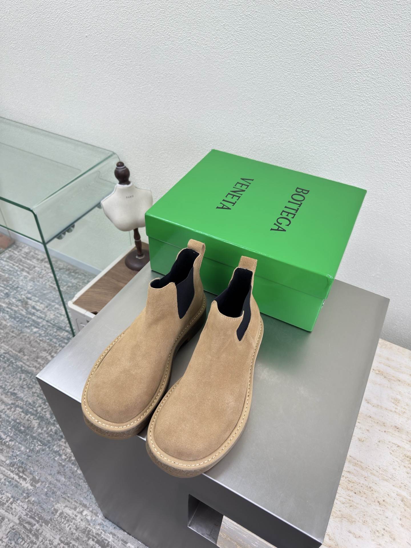 NO:613625,BOTTEGA VENET* Men's and women's Astaire Chelsea elastic boots Thick sole Men's 10 Original one-to-one approach Same hardware Apricot High mercerized cow suede Another popular trend today Ceiling Two-color versatile Exquisite flat sole Wrapped fabric Designed with care No sloppiness Durable and comfortable The upper material is made of the same calf suede as the original Soft and smooth Hand-sewn rear zipper closure design Sexy and comfortable Hand-sewing process  The inner lining of the foot pads is made of sheepskin, which is comfortable and high-end. The nailed outsole is made from the original mold. The outsole is uniformly formed and matched to the standard. The original packaging is used. The shoe bag is printed with glue logo technology. The most high-end in the market. Hot melt glue is used to shape the toe and heel. It is easy to rebound and does not deform. High-heeled series. Packing fabric technology. Italian computer sewing machine is used for the upper stitching. Fine workmanship. Original packaging is used. Female 35 36 37 38 39 40  41 Male 38 39 40 41 42 43 44 45 46 47 (Female 40 41 Male 38 45 customized), boots, bottega veneta, boots, sheepskin19860909BOTTEGA VENET* 男女款 Astaire 切尔西松紧靴 厚底  男10 原版一比一做法 一致五金 杏色 高丝光牛反绒皮 当今流行的又一趋势 天花板啦 双色百搭 精致平底 包裹面料 用心设计 绝不马虎 耐穿舒适 鞋面材质选用同原版的小牛反绒皮 材质柔软顺滑 手工缝制后拉链开合设计 性感舒适 手工缝制工艺 垫脚内里选用羊皮内里舒适高端 打钉大底选用原版开模 一致成型大底  对标对版 选用原版包装 鞋子布袋采用印胶logo工艺 市场最高端 采用热熔胶定型鞋头 后跟 易回弹不变形 高跟系列 包面料工艺 鞋面车线选用意大利电脑针车 做工精细 选用原版包装  女 35 36 37 38 39 40 41  男 38 39 40 41 42 43 44 45 46 47 （女40 41 男 38 45定制）,靴子,bottega veneta,boots,sheepskin,Women's Shoes