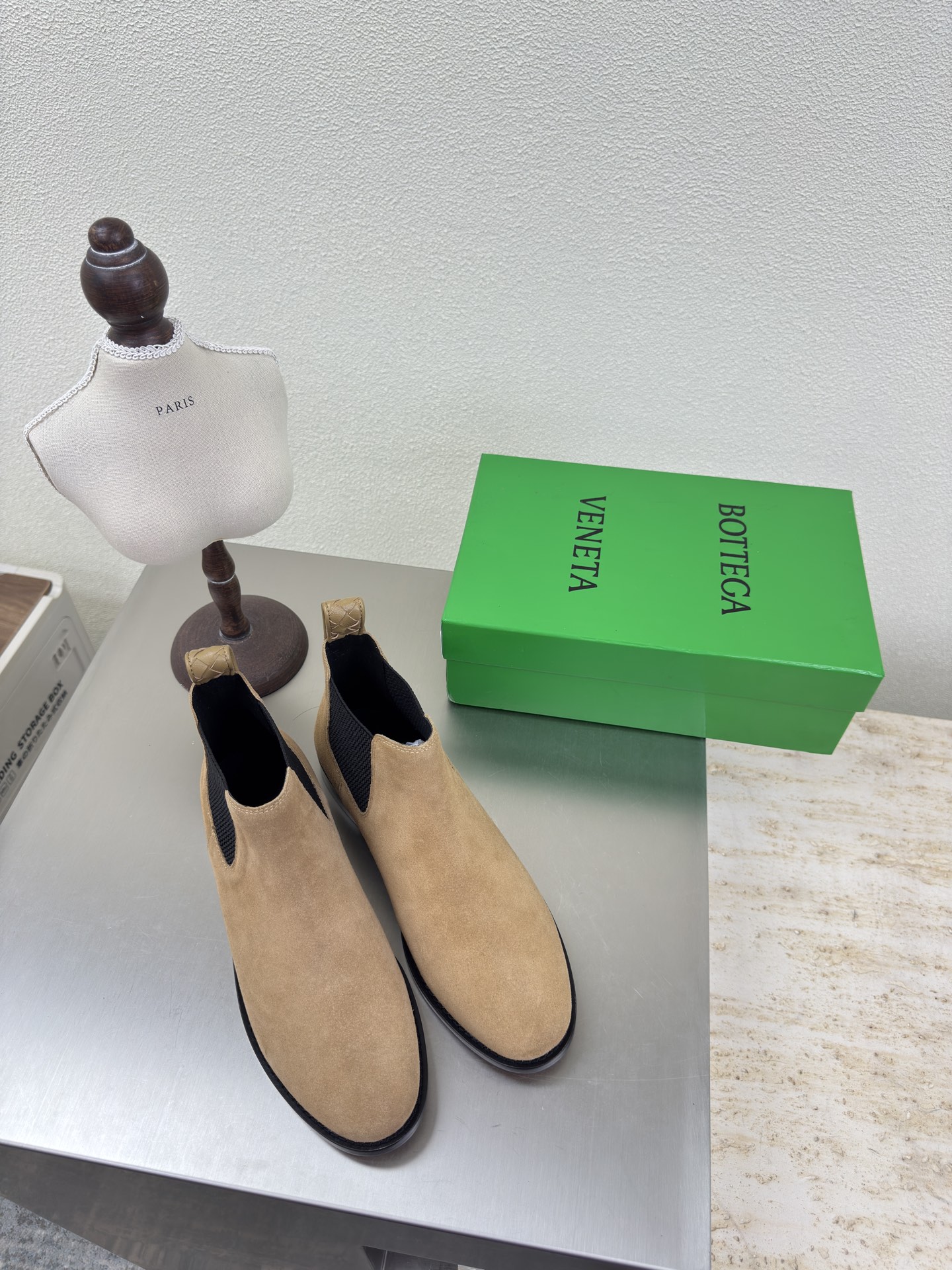 NO:613628,BOTTEGA VENET* Dyed genuine leather outsole Men's and women's Astaire Chelsea elastic short boots Men's 10 Original one-to-one approach Same hardware Apricot High mercerized cow suede Another popular trend today Ceiling Two-color versatile Exquisite flat bottom Wrapped fabric Designed with care No carelessness Durable and comfortable The upper material is made of the same calf suede as the original Soft and smooth material Hand-sewn rear zipper closure design Sexy and comfortable  Hand-sewn technology. The inner lining of the foot pads is made of sheepskin lining, which is comfortable and high-end. The nailed outsole is made of the original mold. The outsole is uniformly formed. Matched to the standard. The original packaging is used. The shoe bag is printed with glue logo technology. The most high-end in the market. Hot melt adhesive is used to shape the toe. The heel is easy to rebound and does not deform. High-heeled series. Fabric wrapping technology. The upper stitching is made using an Italian computer sewing machine. Fine workmanship. Original packaging is used. Female 35 36 37 38  39 40 41 Male 38 39 40 41 42 43 44 45 46 47 (Female 40 41 Male 38 45 customized) 46 47 30,boots,bottega veneta,boots,sheepskin,Leather soles19860909BOTTEGA VENET* 染色真皮大底 男女款 Astaire 切尔西松紧短靴  男10 原版一比一做法 一致五金 杏色 高丝光牛反绒皮 当今流行的又一趋势 天花板啦 双色百搭 精致平底 包裹面料 用心设计 绝不马虎 耐穿舒适 鞋面材质选用同原版的小牛反绒皮 材质柔软顺滑 手工缝制后拉链开合设计 性感舒适 手工缝制工艺 垫脚内里选用羊皮内里舒适高端 打钉大底选用原版开模 一致成型大底  对标对版 选用原版包装 鞋子布袋采用印胶logo工艺 市场最高端 采用热熔胶定型鞋头 后跟 易回弹不变形 高跟系列 包面料工艺 鞋面车线选用意大利电脑针车 做工精细 选用原版包装  女 35 36 37 38 39 40 41  男 38 39 40 41 42 43 44 45 46 47 （女40 41 男 38 45定制）46 47 30,靴子,bottega veneta,boots,sheepskin,Leather soles,Women's Shoes