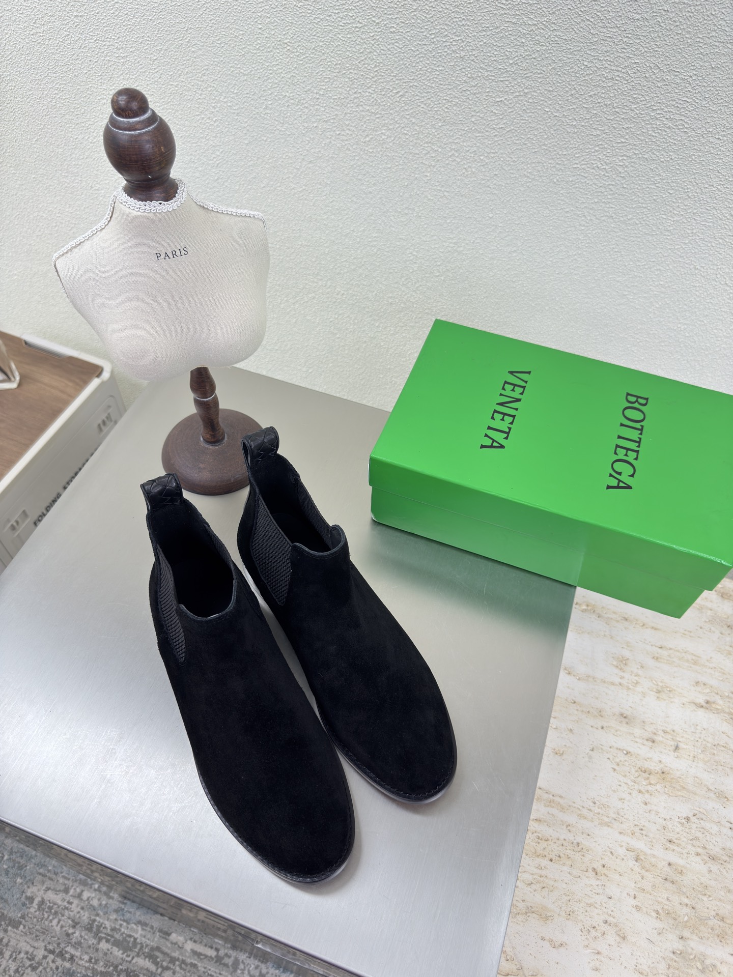 NO:613632,BOTTEGA VENET* Dyed genuine leather outsole Men's and women's Astaire Chelsea elastic short boots Men's 10 Original one-to-one approach Same hardware Black High-mercerized cow suede Another popular trend today Ceiling Two-color versatile Exquisite flat bottom Wrapped fabric Designed with care No carelessness Durable and comfortable Upper material is made of the same calf suede as the original Soft and smooth material Hand-sewn rear zipper closure design Sexy and comfortable  Hand-sewn technology. The inner lining of the foot pads is made of sheepskin lining, which is comfortable and high-end. The nailed outsole is made of the original mold. The outsole is uniformly formed. Matched to the standard. The original packaging is used. The shoe bag is printed with glue logo technology. The most high-end in the market. Hot melt adhesive is used to shape the toe. The heel is easy to rebound and does not deform. High-heeled series. Fabric wrapping technology. The upper stitching is made using an Italian computer sewing machine. Fine workmanship. Original packaging is used. Female 35 36 37 38  39 40 41 Male 38 39 40 41 42 43 44 45 46 47 (Female 40 41 Male 38 45 customized) 46 47 30,boots,bottega veneta,boots,sheepskin,Leather soles19860909BOTTEGA VENET* 染色真皮大底 男女款 Astaire 切尔西松紧短靴  男10 原版一比一做法 一致五金 黑色 高丝光牛反绒皮 当今流行的又一趋势 天花板啦 双色百搭 精致平底 包裹面料 用心设计 绝不马虎 耐穿舒适 鞋面材质选用同原版的小牛反绒皮 材质柔软顺滑 手工缝制后拉链开合设计 性感舒适 手工缝制工艺 垫脚内里选用羊皮内里舒适高端 打钉大底选用原版开模 一致成型大底  对标对版 选用原版包装 鞋子布袋采用印胶logo工艺 市场最高端 采用热熔胶定型鞋头 后跟 易回弹不变形 高跟系列 包面料工艺 鞋面车线选用意大利电脑针车 做工精细 选用原版包装  女 35 36 37 38 39 40 41  男 38 39 40 41 42 43 44 45 46 47 （女40 41 男 38 45定制）46 47 30,靴子,bottega veneta,boots,sheepskin,Leather soles,Women's Shoes