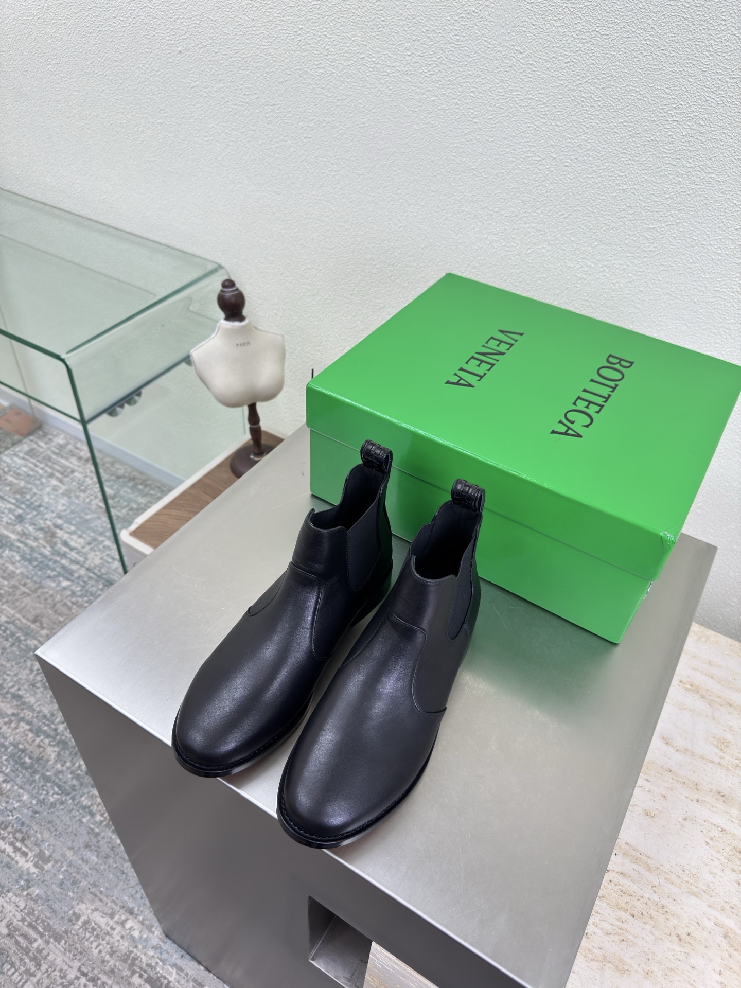 NO:613636,BOTTEGA VENET* Dyed genuine leather outsole Men's and women's Astaire Chelsea elastic short boots Men's 10 Original one-to-one approach Same hardware Black calfskin Another popular trend today Ceiling Two-color versatile Exquisite flat bottom Wrapped fabric Designed with care No carelessness Durable and comfortable The upper material is made of the same calf suede as the original Soft and smooth Hand-sewn rear zipper closure design Sexy and comfortable Hand-stitching process  The inner lining of the foot pads is made of sheepskin, which is comfortable and high-end. The nailed outsole is made from the original mold. The outsole is uniformly formed and matched to the standard. The original packaging is used. The shoe bag is printed with glue logo technology. The most high-end in the market. Hot melt glue is used to shape the toe and heel. It is easy to rebound and does not deform. High-heeled series. Packing fabric technology. Italian computer sewing machine is used for the upper stitching. Fine workmanship. Original packaging is used. Female 35 36 37 38 39 40  41 Male 38 39 40 41 42 43 44 45 46 47 (Female 40 41 Male 38 45 customized) 46 47 30,boots,bottega veneta,boots,cowhide,sheepskin,Leather soles19860909BOTTEGA VENET* 染色真皮大底 男女款 Astaire 切尔西松紧短靴  男10 原版一比一做法 一致五金 黑色 小牛皮 当今流行的又一趋势 天花板啦 双色百搭 精致平底 包裹面料 用心设计 绝不马虎 耐穿舒适 鞋面材质选用同原版的小牛反绒皮 材质柔软顺滑 手工缝制后拉链开合设计 性感舒适 手工缝制工艺 垫脚内里选用羊皮内里舒适高端 打钉大底选用原版开模 一致成型大底  对标对版 选用原版包装 鞋子布袋采用印胶logo工艺 市场最高端 采用热熔胶定型鞋头 后跟 易回弹不变形 高跟系列 包面料工艺 鞋面车线选用意大利电脑针车 做工精细 选用原版包装  女 35 36 37 38 39 40 41  男 38 39 40 41 42 43 44 45 46 47 （女40 41 男 38 45定制）46 47 30,靴子,bottega veneta,boots,cowhide,sheepskin,Leather soles,Women's Shoes