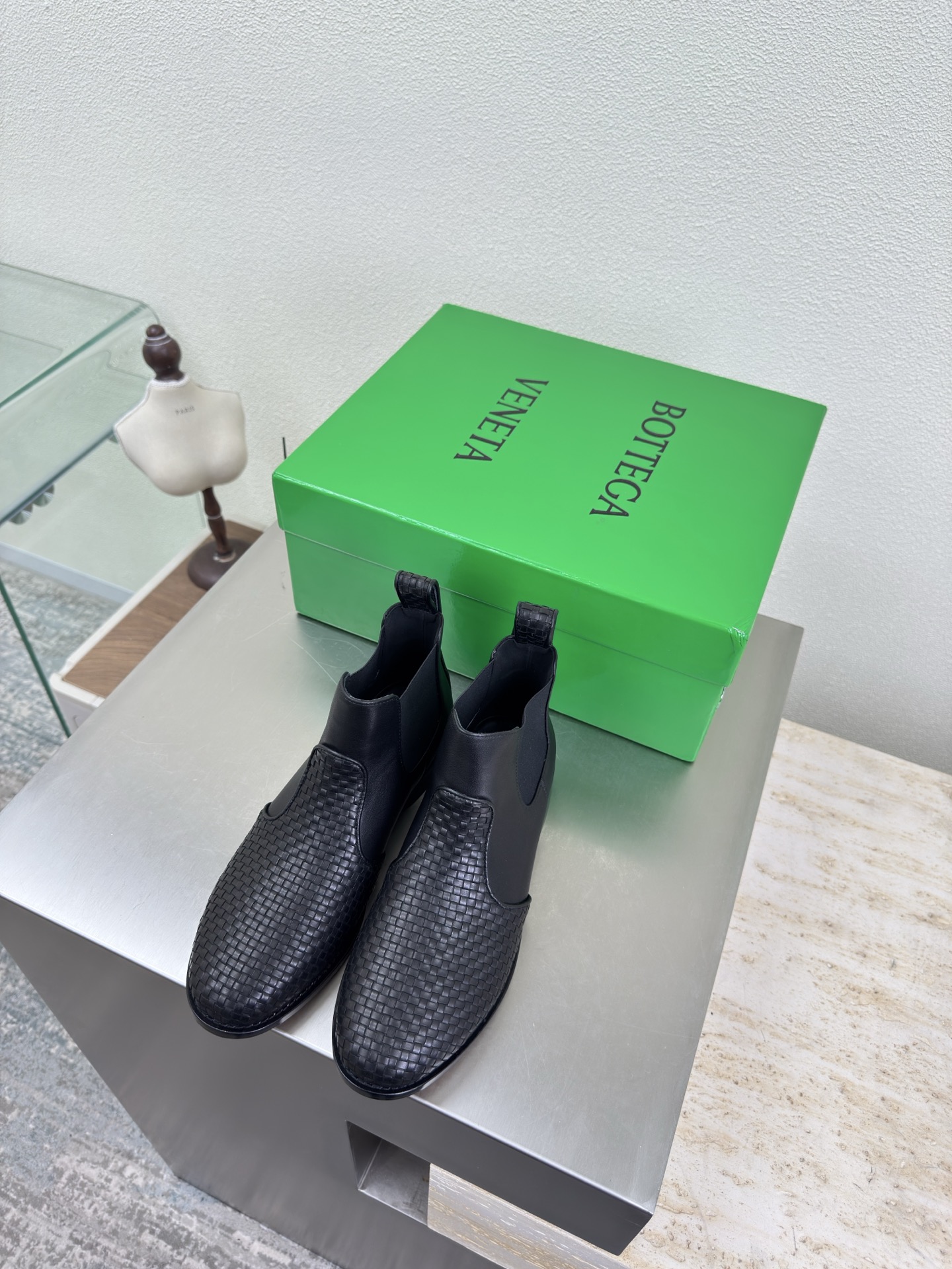 NO:613640,Handmade genuine leather woven BOTTEGA VENET* dyed genuine leather outsole Men's and women's Astaire Chelsea elastic short boots Men's 10 Original one to one method Same hardware Black Calf leather weaving Another popular trend today Ceiling Versatile two-color Exquisite flat bottom Wrapped fabric Designed with care No carelessness Durable and comfortable The upper material is made of the same original calf suede The material is soft and smooth Hand-sewn rear zipper closure design Sexy and comfortable  Hand-sewn technology. The inner lining of the foot pads is made of sheepskin lining, which is comfortable and high-end. The nailed outsole is made of the original mold. The outsole is uniformly formed. Matched to the standard. The original packaging is used. The shoe bag is printed with glue logo technology. The most high-end in the market. Hot melt adhesive is used to shape the toe. The heel is easy to rebound and does not deform. High-heeled series. Fabric wrapping technology. The upper stitching is made using an Italian computer sewing machine. Fine workmanship. Original packaging is used. Female 35 36 37 38  39 40 41 Male 38 39 40 41 42 43 44 45 46 47 (Female 40 41 Male 38 45 customized) 46 47 30,boots,bottega veneta,boots,cowhide,sheepskin,Leather soles19860909手工真皮编织 BOTTEGA VENET* 染色真皮大底 男女款 Astaire 切尔西松紧短靴  男10 原版一比一做法 一致五金 黑色 小牛皮编织 当今流行的又一趋势 天花板啦 双色百搭 精致平底 包裹面料 用心设计 绝不马虎 耐穿舒适 鞋面材质选用同原版的小牛反绒皮 材质柔软顺滑 手工缝制后拉链开合设计 性感舒适 手工缝制工艺 垫脚内里选用羊皮内里舒适高端 打钉大底选用原版开模 一致成型大底  对标对版 选用原版包装 鞋子布袋采用印胶logo工艺 市场最高端 采用热熔胶定型鞋头 后跟 易回弹不变形 高跟系列 包面料工艺 鞋面车线选用意大利电脑针车 做工精细 选用原版包装  女 35 36 37 38 39 40 41  男 38 39 40 41 42 43 44 45 46 47 （女40 41 男 38 45定制）46 47 30,靴子,bottega veneta,boots,cowhide,sheepskin,Leather soles,Women's Shoes