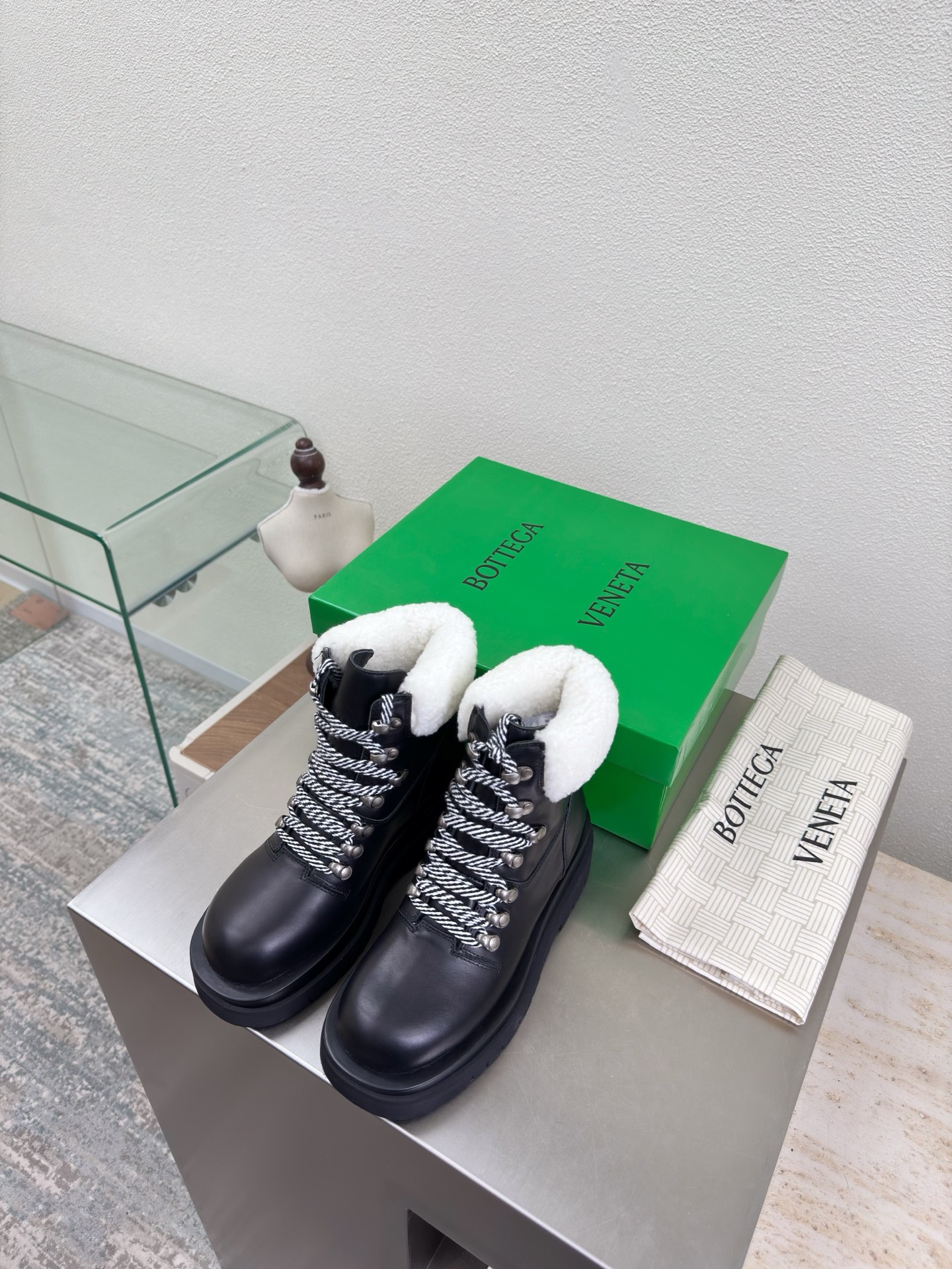 NO:613635,Wool style hiking boots BOTTEGA VENET* Classic double-layer thick sole design Original one-to-one approach Same hardware Black calfskin Another popular trend today Ceiling Two-color versatile Exquisite flat sole Wrapped fabric Carefully designed to never be sloppy Durable and comfortable The upper material is made of the same calf suede as the original Soft and smooth material Hand-sewn rear zipper closure design Sexy and comfortable Hand-stitched craftsmanship  The inner lining of the foot pads is made of sheepskin, which is comfortable and high-end. The nailed outsole is made from the original mold. The outsole is uniformly formed and matched to the standard. The original packaging is used. The shoe bag is printed with glue logo technology. The most high-end in the market. Hot melt glue is used to shape the toe and heel. It is easy to rebound and does not deform. High-heeled series. Packing fabric technology. Italian computer sewing machine is used for the upper stitching. Fine workmanship. Original packaging is used. Female 35 36 37 38 39 40  41 (female 40 41 customized),boots,bottega veneta,boots,cowhide,sheepskin19860909羊毛款 登山靴 BOTTEGA VENET* 经典双层厚底设计  原版一比一做法 一致五金 黑色 小牛皮 当今流行的又一趋势 天花板啦 双色百搭 精致平底 包裹面料 用心设计 绝不马虎 耐穿舒适 鞋面材质选用同原版的小牛反绒皮 材质柔软顺滑 手工缝制后拉链开合设计 性感舒适 手工缝制工艺 垫脚内里选用羊皮内里舒适高端 打钉大底选用原版开模 一致成型大底  对标对版 选用原版包装 鞋子布袋采用印胶logo工艺 市场最高端 采用热熔胶定型鞋头 后跟 易回弹不变形 高跟系列 包面料工艺 鞋面车线选用意大利电脑针车 做工精细 选用原版包装  女 35 36 37 38 39 40 41   （女40 41 定制）,靴子毛毛鞋,bottega veneta,boots,cowhide,sheepskin,Women's Shoes