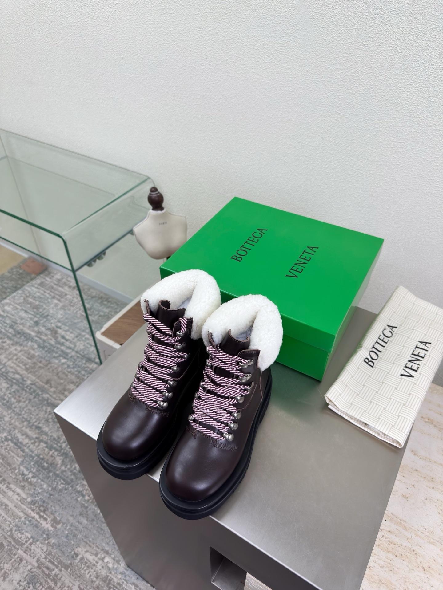 NO:613639,Wool style hiking boots BOTTEGA VENET* Classic double-layer thick sole design Original one-to-one approach Same hardware Brown calfskin Another popular trend today Ceiling Two-color versatile Exquisite flat sole Wrapped fabric Carefully designed to never be sloppy Durable and comfortable The upper material is made of the same calf suede as the original Soft and smooth material Hand-sewn rear zipper closure design Sexy and comfortable Hand-stitched craftsmanship  The inner lining of the foot pads is made of sheepskin, which is comfortable and high-end. The nailed outsole is made from the original mold. The outsole is uniformly formed and matched to the standard. The original packaging is used. The shoe bag is printed with glue logo technology. The most high-end in the market. Hot melt glue is used to shape the toe and heel. It is easy to rebound and does not deform. High-heeled series. Packing fabric technology. Italian computer sewing machine is used for the upper stitching. Fine workmanship. Original packaging is used. Female 35 36 37 38 39 40  41 (female 40 41 customized),boots,bottega veneta,boots,cowhide,sheepskin19860909羊毛款 登山靴 BOTTEGA VENET* 经典双层厚底设计  原版一比一做法 一致五金 咖啡色 小牛皮 当今流行的又一趋势 天花板啦 双色百搭 精致平底 包裹面料 用心设计 绝不马虎 耐穿舒适 鞋面材质选用同原版的小牛反绒皮 材质柔软顺滑 手工缝制后拉链开合设计 性感舒适 手工缝制工艺 垫脚内里选用羊皮内里舒适高端 打钉大底选用原版开模 一致成型大底  对标对版 选用原版包装 鞋子布袋采用印胶logo工艺 市场最高端 采用热熔胶定型鞋头 后跟 易回弹不变形 高跟系列 包面料工艺 鞋面车线选用意大利电脑针车 做工精细 选用原版包装  女 35 36 37 38 39 40 41   （女40 41 定制）,靴子毛毛鞋,bottega veneta,boots,cowhide,sheepskin,Women's Shoes