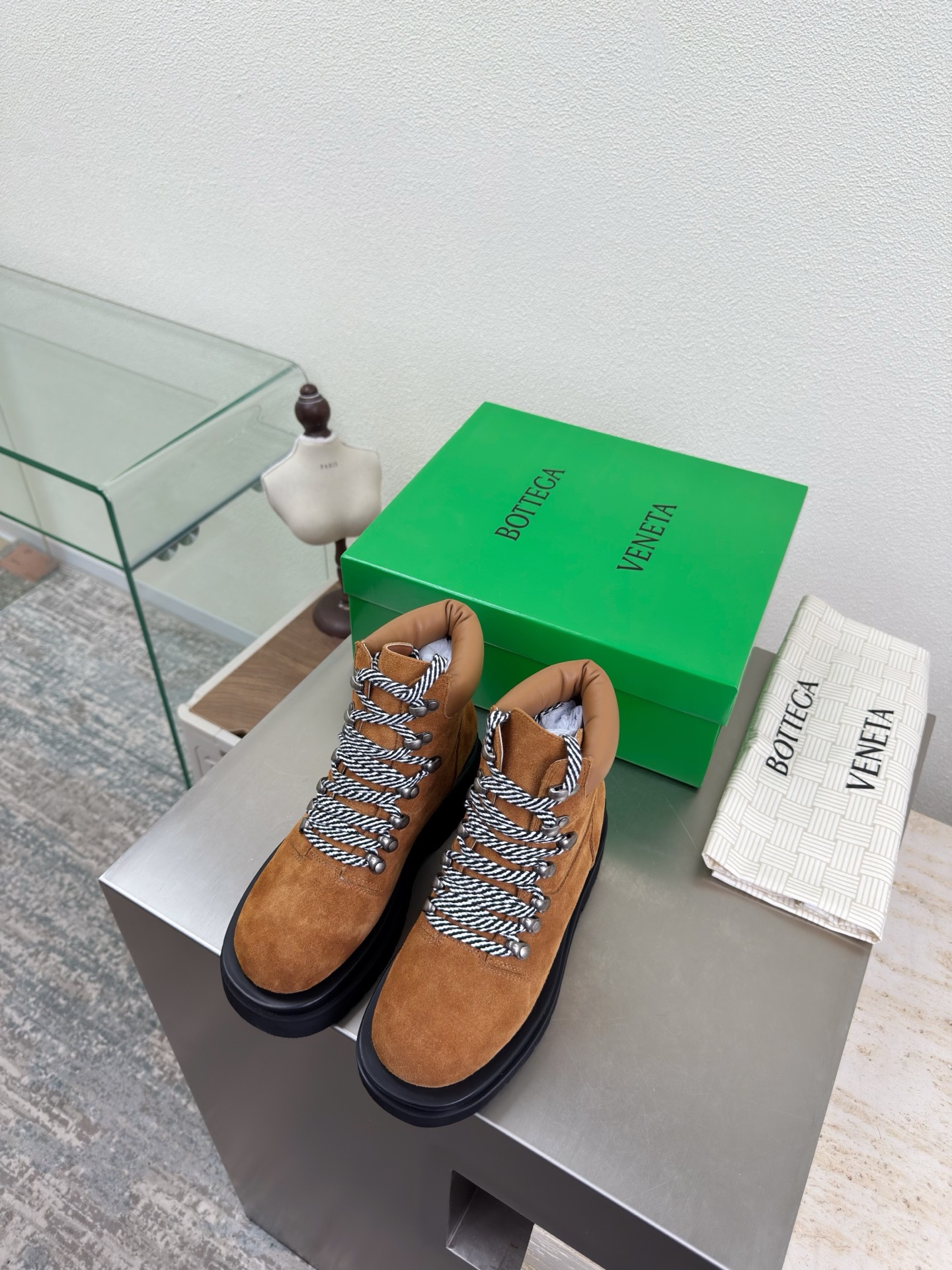 NO:613643,High mercerized cow suede hiking boots BOTTEGA VENET* Classic double-layer thick sole design Original one-to-one approach Consistent hardware Brown High mercerized cow suede Another popular trend today Ceiling Two-color versatile Exquisite flat sole Wrapped fabric Designed with care Never sloppy Durable and comfortable The upper material is made of the same calf suede as the original Soft and smooth material Hand-sewn rear zipper closure design Sexy and comfortable Hand-sewn technology  The inner lining of the foot pads is made of sheepskin, which is comfortable and high-end. The nailed outsole is made from the original mold. The outsole is uniformly formed and matched to the standard. The original packaging is used. The shoe bag is printed with glue logo technology. The most high-end in the market. Hot melt glue is used to shape the toe and heel. It is easy to rebound and does not deform. High-heeled series. Packing fabric technology. Italian computer sewing machine is used for the upper stitching. Fine workmanship. Original packaging is used. Female 35 36 37 38 39 40  41 (female 40 41 customized),boots,shoes,bottega veneta,boots,sheepskin19860909高丝光牛反绒皮 登山靴 BOTTEGA VENET* 经典双层厚底设计  原版一比一做法 一致五金 棕色 高丝光 牛反绒皮 当今流行的又一趋势 天花板啦 双色百搭 精致平底 包裹面料 用心设计 绝不马虎 耐穿舒适 鞋面材质选用同原版的小牛反绒皮 材质柔软顺滑 手工缝制后拉链开合设计 性感舒适 手工缝制工艺 垫脚内里选用羊皮内里舒适高端 打钉大底选用原版开模 一致成型大底  对标对版 选用原版包装 鞋子布袋采用印胶logo工艺 市场最高端 采用热熔胶定型鞋头 后跟 易回弹不变形 高跟系列 包面料工艺 鞋面车线选用意大利电脑针车 做工精细 选用原版包装  女 35 36 37 38 39 40 41   （女40 41 定制）,靴子毛毛鞋,bottega veneta,boots,sheepskin,Women's Shoes