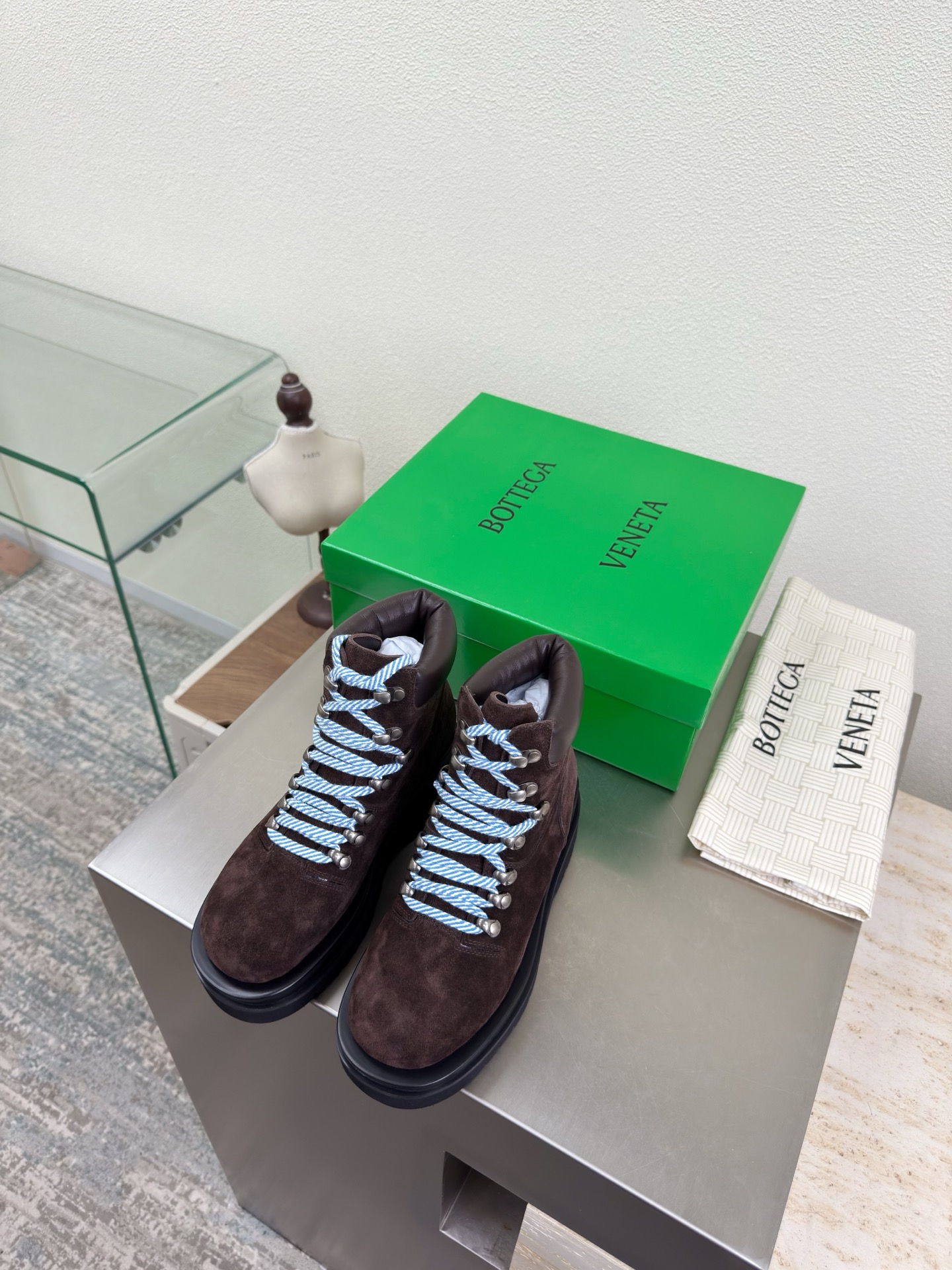 NO:613647,High mercerized cow suede hiking boots BOTTEGA VENET* Classic double-layer thick sole design Original one-to-one approach Consistent hardware Brown High mercerized cow suede Another popular trend today Ceiling Two-color versatile Exquisite flat sole Wrapped fabric Designed with care No carelessness Durable and comfortable The upper material is made of the same calf suede as the original Soft and smooth material Hand-sewn rear zipper closure design Sexy and comfortable  Hand-sewn technology. The inner lining of the foot pads is made of sheepskin lining, which is comfortable and high-end. The nailed outsole is made of the original mold. The outsole is uniformly formed. Matched to the standard. The original packaging is used. The shoe bag is printed with glue logo technology. The most high-end in the market. Hot melt adhesive is used to shape the toe. The heel is easy to rebound and does not deform. High-heeled series. Fabric wrapping technology. The upper stitching is made using an Italian computer sewing machine. Fine workmanship. Original packaging is used. Female 35 36 37 38  39 40 41 (female 40 41 customized), boots and fur shoes, bottega veneta, boots, sheepskin19860909高丝光牛反绒皮 登山靴 BOTTEGA VENET* 经典双层厚底设计  原版一比一做法 一致五金 咖啡色 高丝光 牛反绒皮 当今流行的又一趋势 天花板啦 双色百搭 精致平底 包裹面料 用心设计 绝不马虎 耐穿舒适 鞋面材质选用同原版的小牛反绒皮 材质柔软顺滑 手工缝制后拉链开合设计 性感舒适 手工缝制工艺 垫脚内里选用羊皮内里舒适高端 打钉大底选用原版开模 一致成型大底  对标对版 选用原版包装 鞋子布袋采用印胶logo工艺 市场最高端 采用热熔胶定型鞋头 后跟 易回弹不变形 高跟系列 包面料工艺 鞋面车线选用意大利电脑针车 做工精细 选用原版包装  女 35 36 37 38 39 40 41   （女40 41 定制）,靴子毛毛鞋,bottega veneta,boots,sheepskin,Women's Shoes