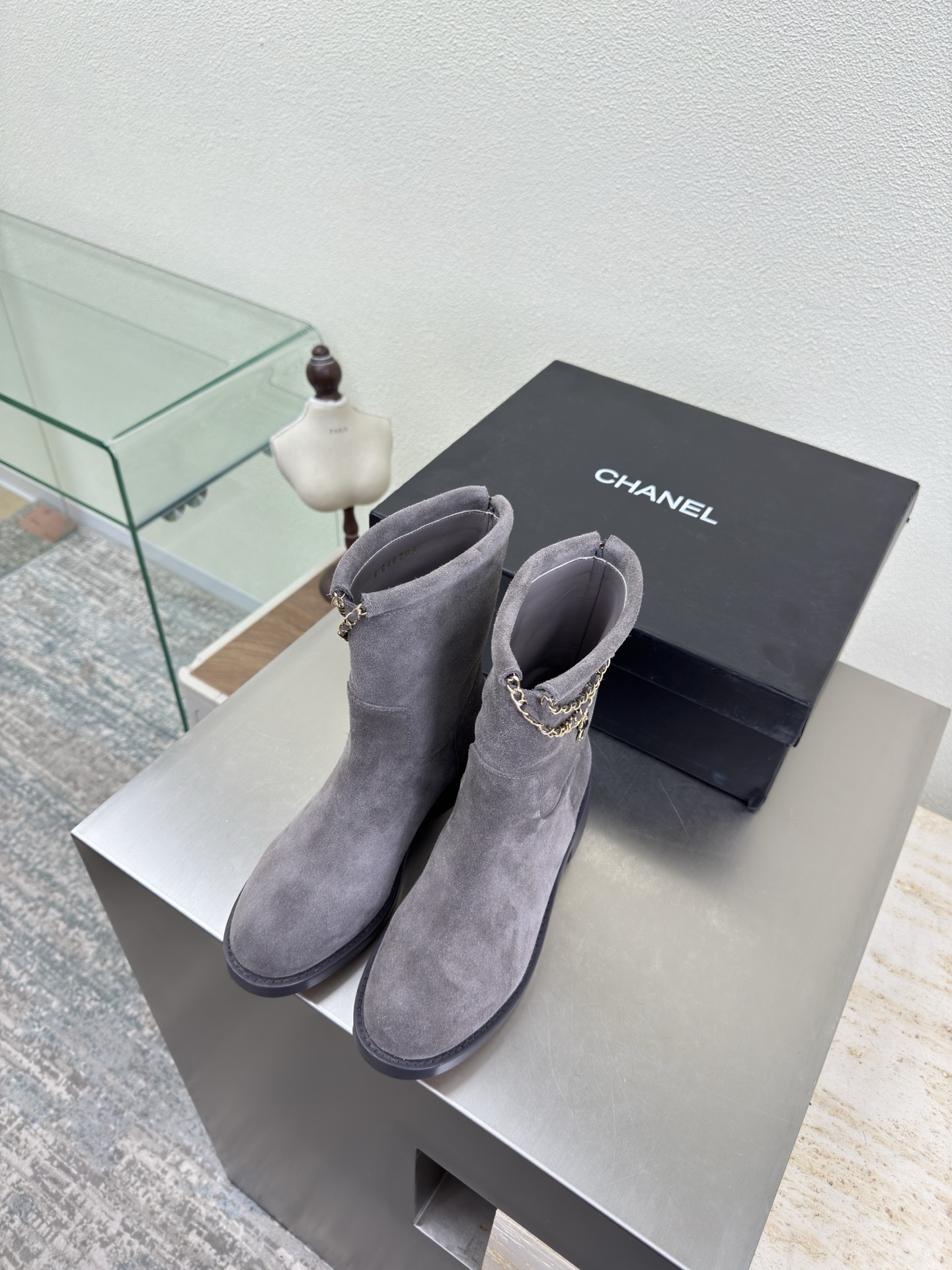 NO:616053,Chain decoration Slip-on short boots Genuine leather outsole combination Xiaoxiang High quality and good price Hardware logo blessing Comfortable and classy Gray High mercerized cow suede leather Metal logo Full texture Slip-on knight boots Style Classic round toe thick sole design Super comfortable The logo is clearly visible Elegant The lining is made of lambskin The footing logo is clear No tired feet Steel-stamped brand logo Matching and matching Pursue quality  The outsole is the same as the original, Italian genuine leather outsole, thick sole, full of texture 35 36 37 38 39 40 41 (40 41 customized), with original packaging, exquisite ribbon, camellia, boots, boots, sheepskin, Leather soles19860909链条装饰 一脚蹬短靴 真皮大底组合 小香 质优价优  五金logo 加持 舒适有范 灰色 高丝光牛反绒皮 金属logo 质感满满 一脚蹬 骑士靴 风格 经典圆头厚底设计 超舒适   logo清晰可见  优雅 内里选用小羊皮内里 垫脚logo清晰  不累脚 钢印品牌logo 对标对版 追求品质 大底选用原版一致  意大利真皮大底 厚底 质感满满  35 36 37 38 39 40 41（40 41 定制） 搭配原版包装 精致丝带 山茶花,靴子,boots,sheepskin,Leather soles,Women's Shoes