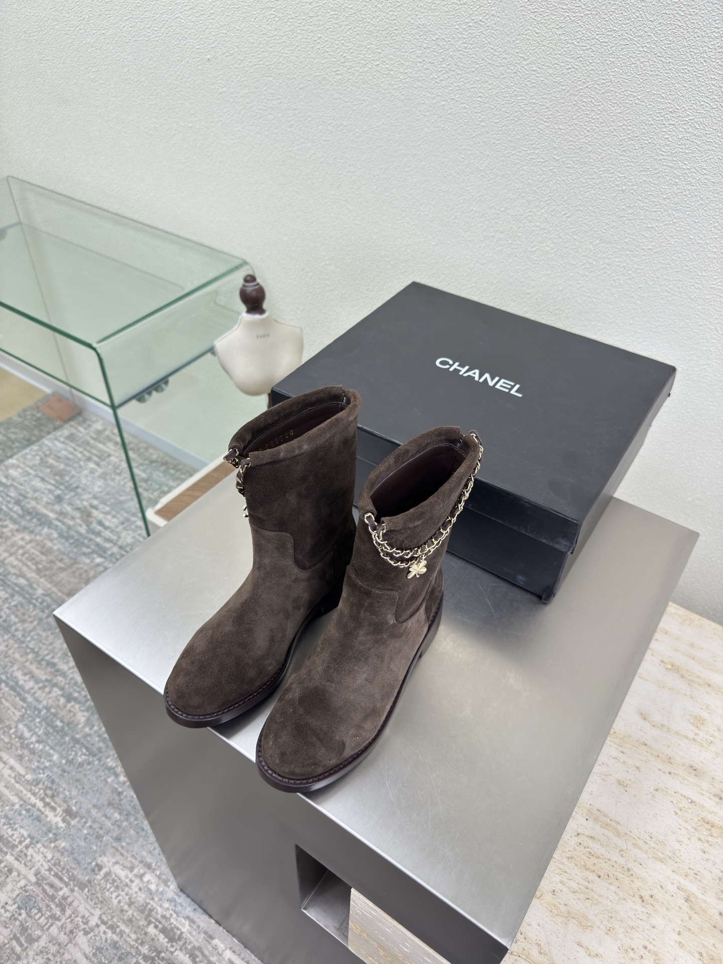 NO:616056,Chain decoration Slip-on short boots Genuine leather outsole combination Xiaoxiang High quality and good price Hardware logo blessing Comfortable and classy Coffee High mercerized cow suede leather Metal logo Full texture Slip-on knight boots Style Classic round toe thick sole design Super comfortable The logo is clearly visible Elegant The lining is made of lambskin The footing logo is clear Not tiring the feet Stamped brand logo Matching and matching Pursue quality  The outsole is the same as the original, Italian genuine leather outsole, thick sole, full of texture 35 36 37 38 39 40 41 (40 41 customized), with original packaging, exquisite ribbon, camellia, boots, boots, sheepskin, Leather soles19860909链条装饰 一脚蹬短靴 真皮大底组合 小香 质优价优  五金logo 加持 舒适有范 咖啡 高丝光牛反绒皮 金属logo 质感满满 一脚蹬 骑士靴 风格 经典圆头厚底设计 超舒适   logo清晰可见  优雅 内里选用小羊皮内里 垫脚logo清晰  不累脚 钢印品牌logo 对标对版 追求品质 大底选用原版一致  意大利真皮大底 厚底 质感满满  35 36 37 38 39 40 41（40 41 定制） 搭配原版包装 精致丝带 山茶花,靴子,boots,sheepskin,Leather soles,Women's Shoes