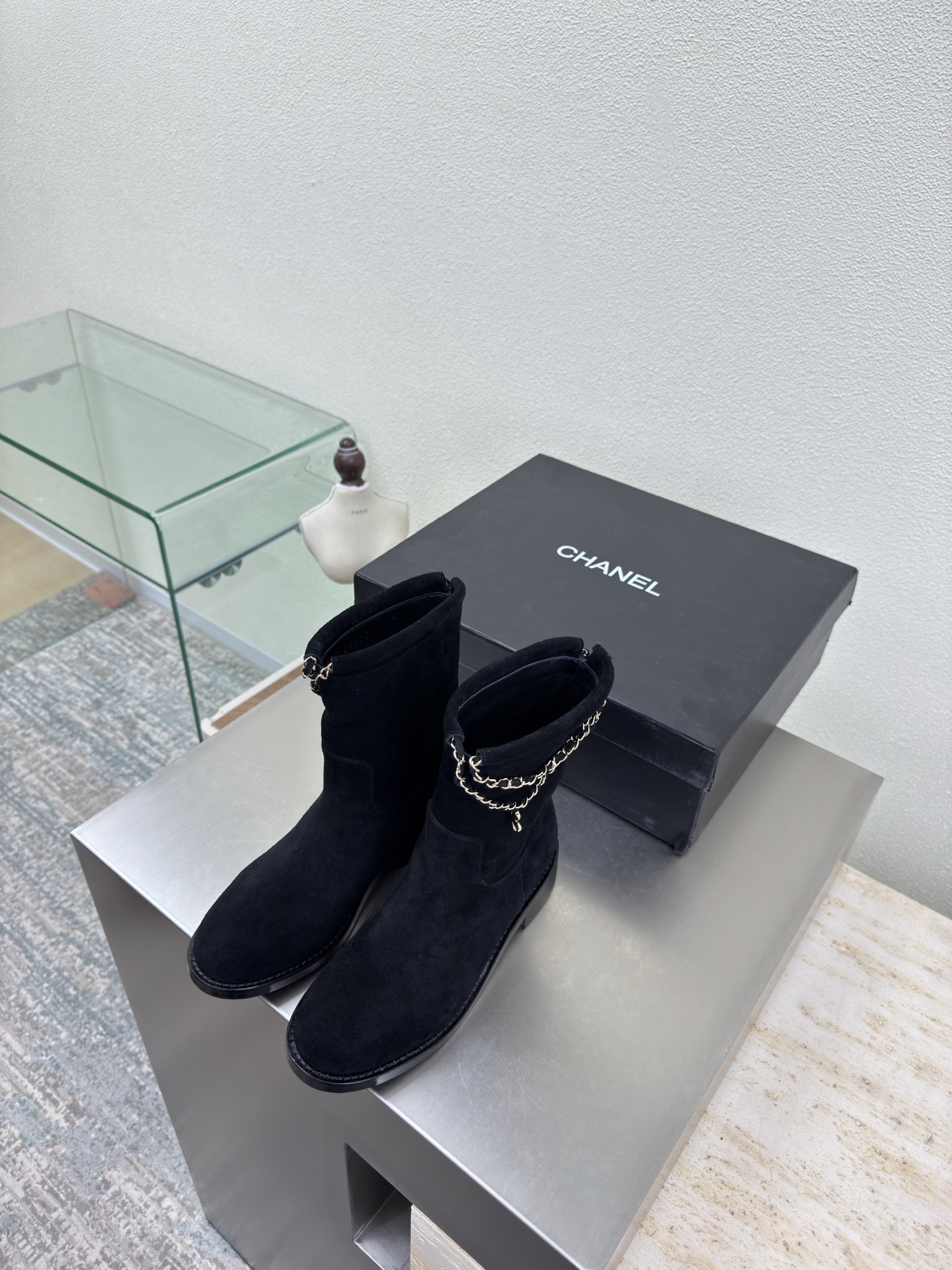 NO:616059,Chain decoration Slip-on short boots Genuine leather outsole combination Xiaoxiang High quality and good price Hardware logo blessing Comfortable and classy Black High-mercerized cow suede leather Metal logo Full texture Slip-on knight boots Style Classic round toe thick sole design Super comfortable The logo is clearly visible Elegant The lining is made of lambskin The footing logo is clear No tired feet Stamped brand logo Matching and versioning Pursue quality  The outsole is the same as the original, Italian genuine leather outsole, thick sole, full of texture 35 36 37 38 39 40 41 (40 41 customized), with original packaging, exquisite ribbon, camellia, boots, boots, sheepskin, Leather soles19860909链条装饰 一脚蹬短靴 真皮大底组合 小香 质优价优  五金logo 加持 舒适有范 黑色 高丝光牛反绒皮 金属logo 质感满满 一脚蹬 骑士靴 风格 经典圆头厚底设计 超舒适   logo清晰可见  优雅 内里选用小羊皮内里 垫脚logo清晰  不累脚 钢印品牌logo 对标对版 追求品质 大底选用原版一致  意大利真皮大底 厚底 质感满满  35 36 37 38 39 40 41（40 41 定制） 搭配原版包装 精致丝带 山茶花,靴子,boots,sheepskin,Leather soles,Women's Shoes