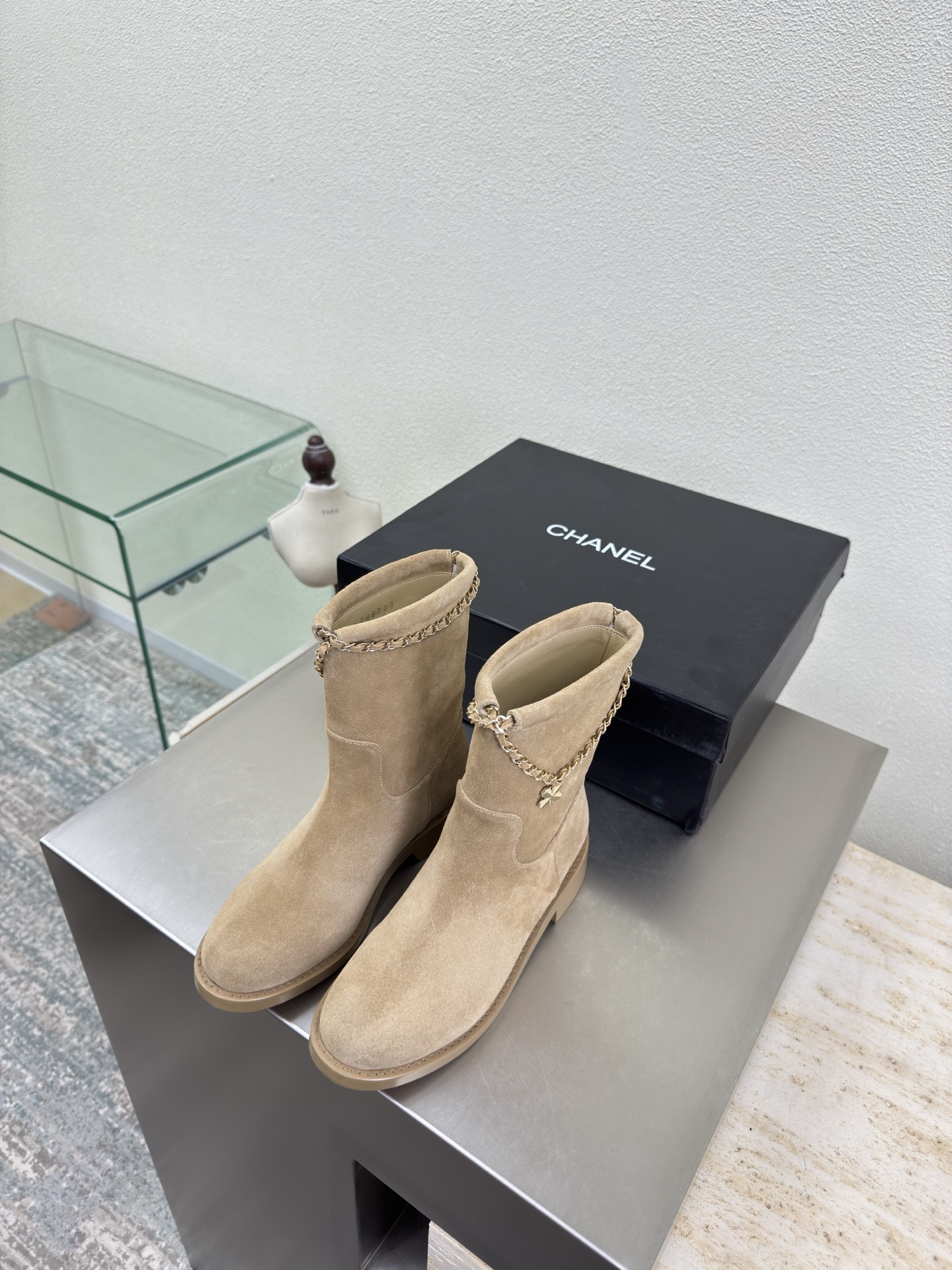 NO:616062,Chain decoration Slip-on short boots Genuine leather outsole combination Xiaoxiang High quality and good price Hardware logo blessing Comfortable and classy Apricot High mercerized cow suede leather Metal logo Full texture Slip-on knight boots Style Classic round toe thick sole design Super comfortable The logo is clearly visible Elegant The lining is made of lambskin The footing logo is clear No tired feet Stamped brand logo Matching and matching Pursuing quality  The outsole is the same as the original, Italian genuine leather outsole, thick sole, full of texture 35 36 37 38 39 40 41 (40 41 customized), with original packaging, exquisite ribbon, camellia, boots, boots, sheepskin, Leather soles19860909链条装饰 一脚蹬短靴 真皮大底组合 小香 质优价优  五金logo 加持 舒适有范 杏色 高丝光牛反绒皮 金属logo 质感满满 一脚蹬 骑士靴 风格 经典圆头厚底设计 超舒适   logo清晰可见  优雅 内里选用小羊皮内里 垫脚logo清晰  不累脚 钢印品牌logo 对标对版 追求品质 大底选用原版一致  意大利真皮大底 厚底 质感满满  35 36 37 38 39 40 41（40 41 定制） 搭配原版包装 精致丝带 山茶花,靴子,boots,sheepskin,Leather soles,Women's Shoes