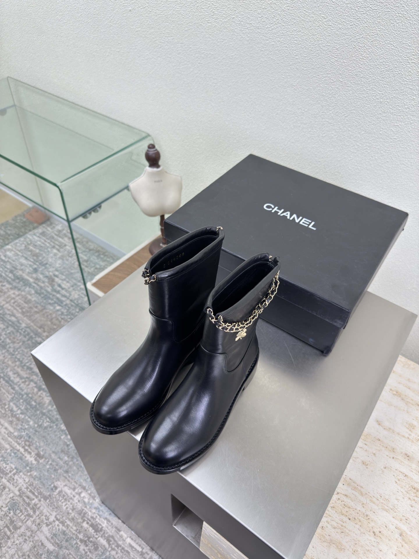 NO:616065,Chain decoration Slip-on short boots Genuine leather outsole combination Xiaoxiang High quality and good price Hardware logo blessing Comfortable and classy Black calfskin Metal logo Full texture Slip-on knight boots Style Classic round toe thick sole design Super comfortable The logo is clearly visible and elegant The lining is made of lambskin The foot logo is clear Not tiring on the feet Stamped brand logo Matching standard and version Pursuing quality The outsole is consistent with the original version  Italian genuine leather outsole thick sole with full texture 35 36 37 38 39 40 41 (40 41 customized) with original packaging exquisite ribbon camellia, boots, boots, cowhide, sheepskin, Leather soles19860909链条装饰 一脚蹬短靴 真皮大底组合 小香 质优价优  五金logo 加持 舒适有范 黑色小牛皮 金属logo 质感满满 一脚蹬 骑士靴 风格 经典圆头厚底设计 超舒适   logo清晰可见  优雅 内里选用小羊皮内里 垫脚logo清晰  不累脚 钢印品牌logo 对标对版 追求品质 大底选用原版一致  意大利真皮大底 厚底 质感满满  35 36 37 38 39 40 41（40 41 定制） 搭配原版包装 精致丝带 山茶花,靴子,boots,cowhide,sheepskin,Leather soles,Women's Shoes