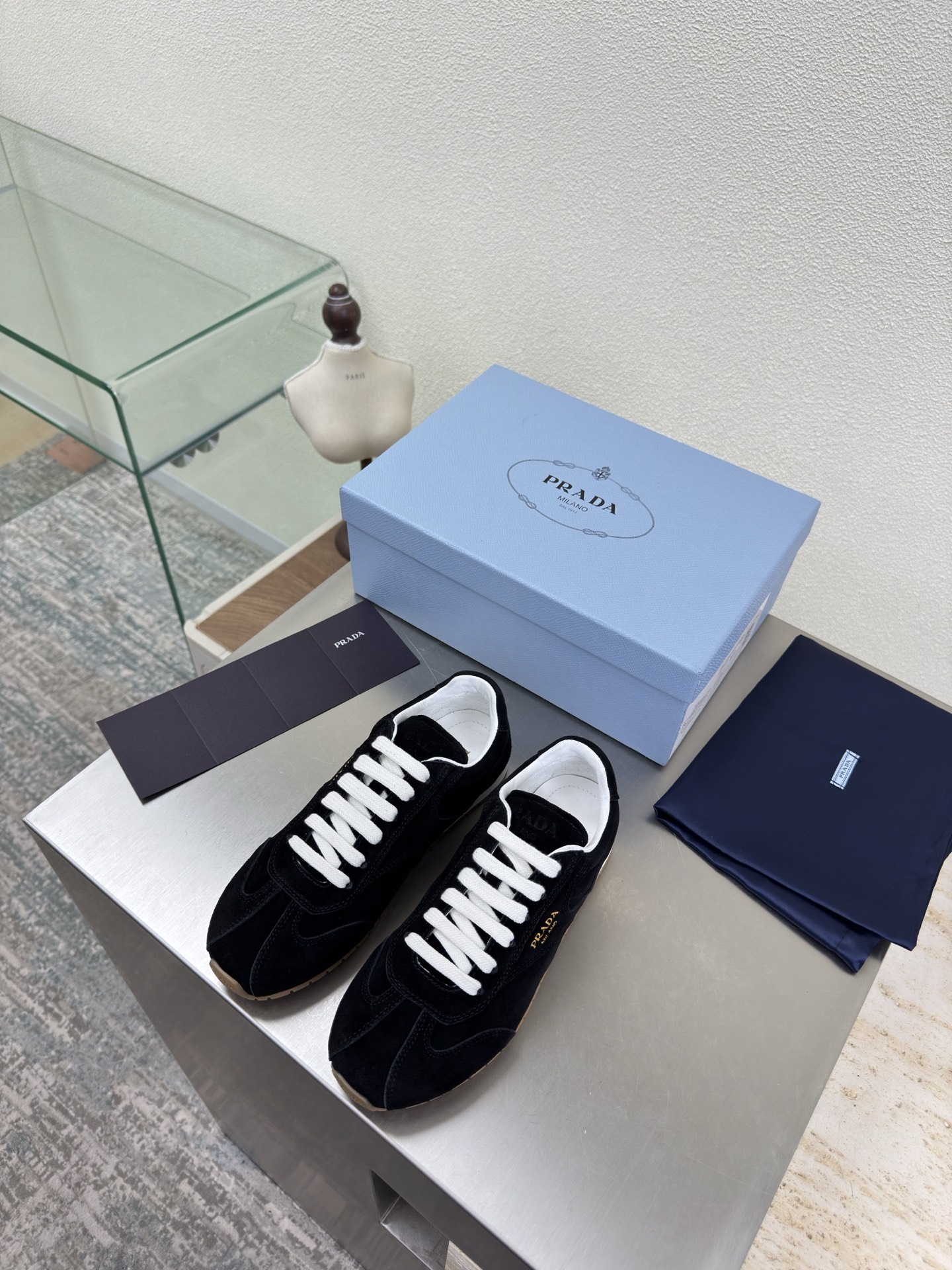 NO:616046,Side logo high-quality sports shoes PRADA simple design hot stamping process logo logo design and simple lines very stylish simple and pure tones original molding comfortable street ———————————————— Black high-mercerized cow suede logo hot stamping technology leading the cutting edge lining lambskin TPU molded outsole code number 35-41 (order 40 41)  Comes with full package, casual shoes/sports shoes, prada, sneakers, sheepskin19860909侧logo 精品运动鞋 PRADA  简约设计 烫金工艺logo logo 的设计和简约的线条 很有格调 简单纯粹得色调 原版开模 舒适炸街 ———————————————————— 黑色高丝光牛反绒皮 logo 烫金 工艺 引领前沿 内里 小羊皮 TPU成型大底    码数35-41（40 41 订） 配全套包装,休闲鞋/运动鞋,prada,sneakers,sheepskin,Women's Shoes