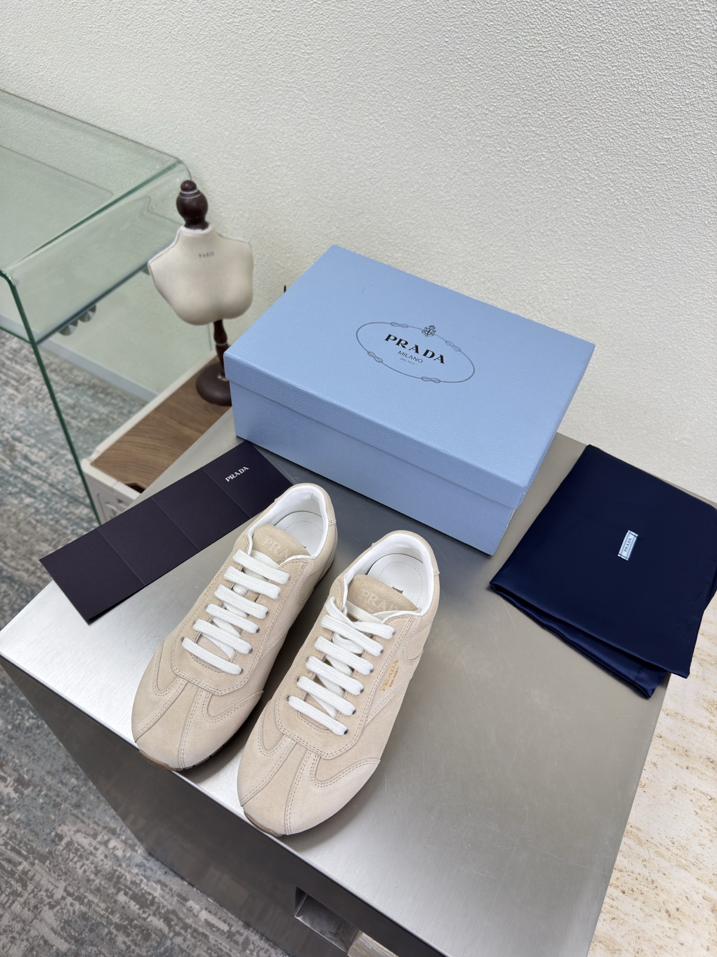 NO:616047,Side logo high-quality sports shoes PRADA simple design hot stamping process logo logo design and simple lines very stylish simple and pure tones original molding comfortable street ———————————— Apricot high mercerized smooth suede leather logo hot stamping process leading the cutting edge lining lambskin TPU molded outsole code number 35-41 (order 40 41)  Comes with full package, casual shoes/sports shoes, prada, sneakers, sheepskin19860909侧logo 精品运动鞋 PRADA  简约设计 烫金工艺logo logo 的设计和简约的线条 很有格调 简单纯粹得色调 原版开模 舒适炸街 ———————————————————— 杏色高丝光牛反绒皮 logo 烫金 工艺 引领前沿 内里 小羊皮 TPU成型大底    码数35-41（40 41 订） 配全套包装,休闲鞋/运动鞋,prada,sneakers,sheepskin,Women's Shoes